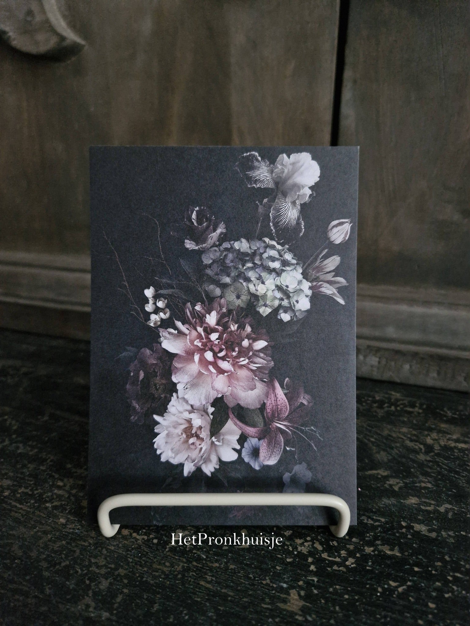 Kaart. Bloemen op zwarte achtergrond