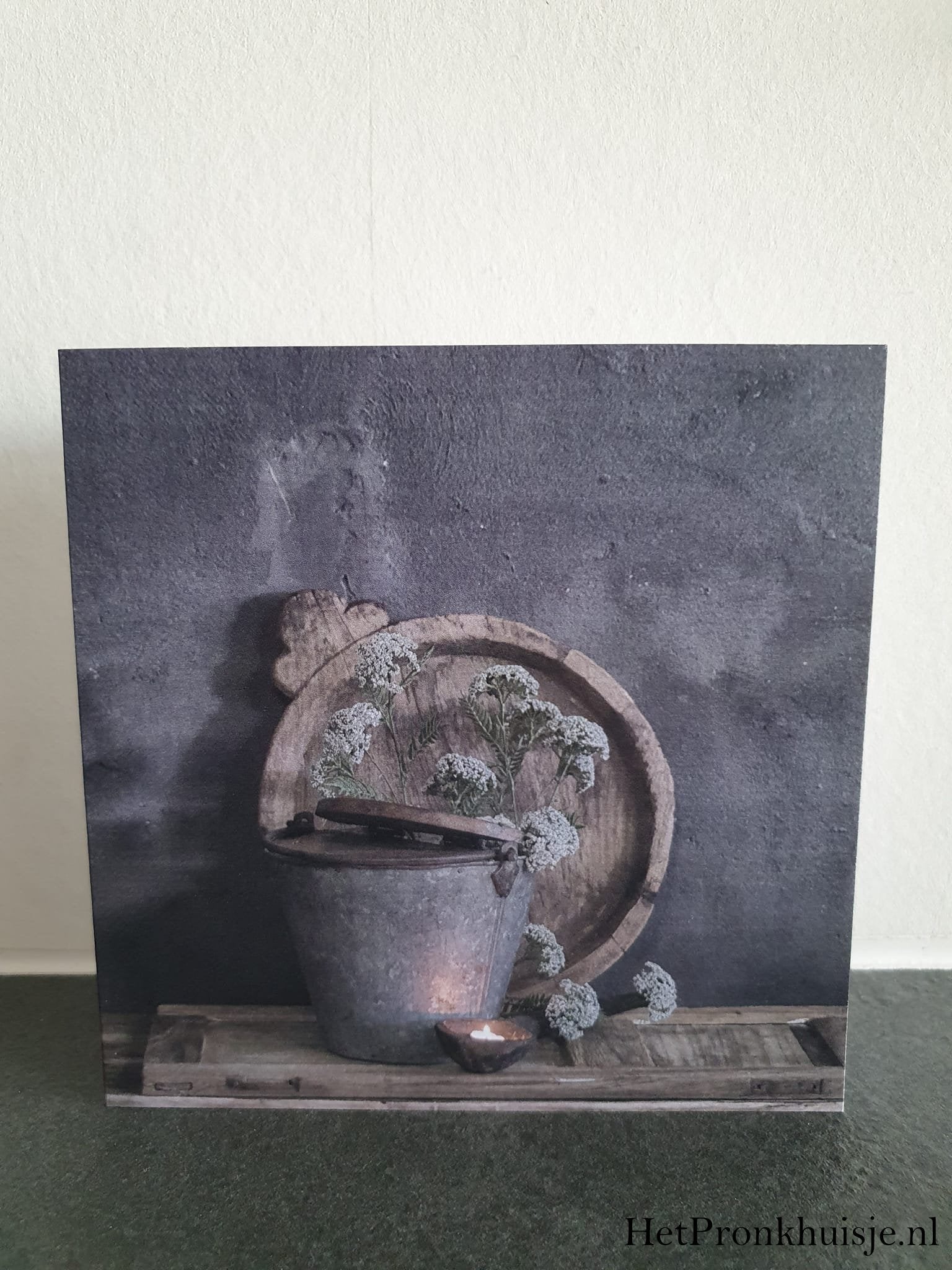 Kaart. Houten schaal met emmer