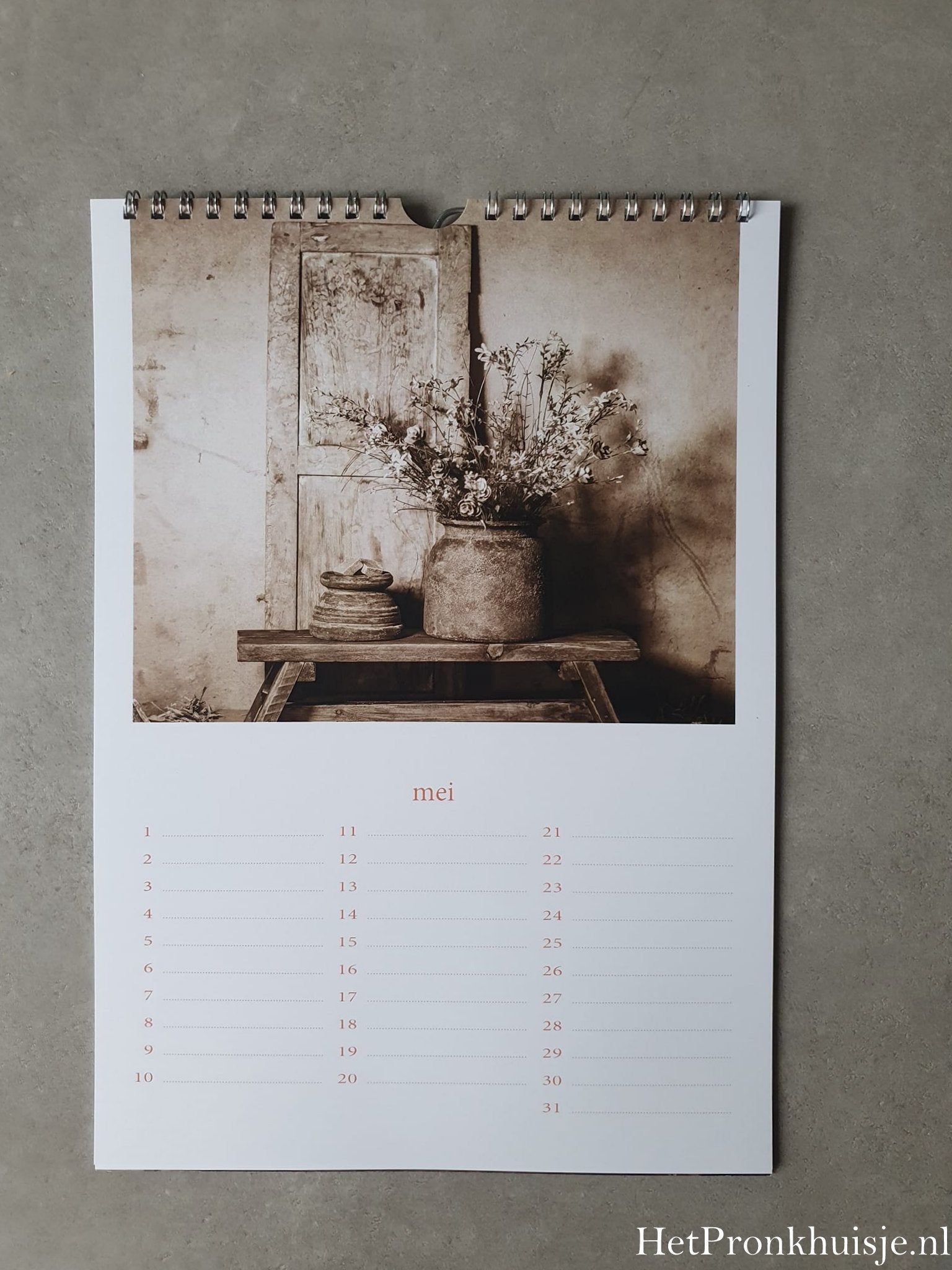 Kalender. Pot met bos bloemen