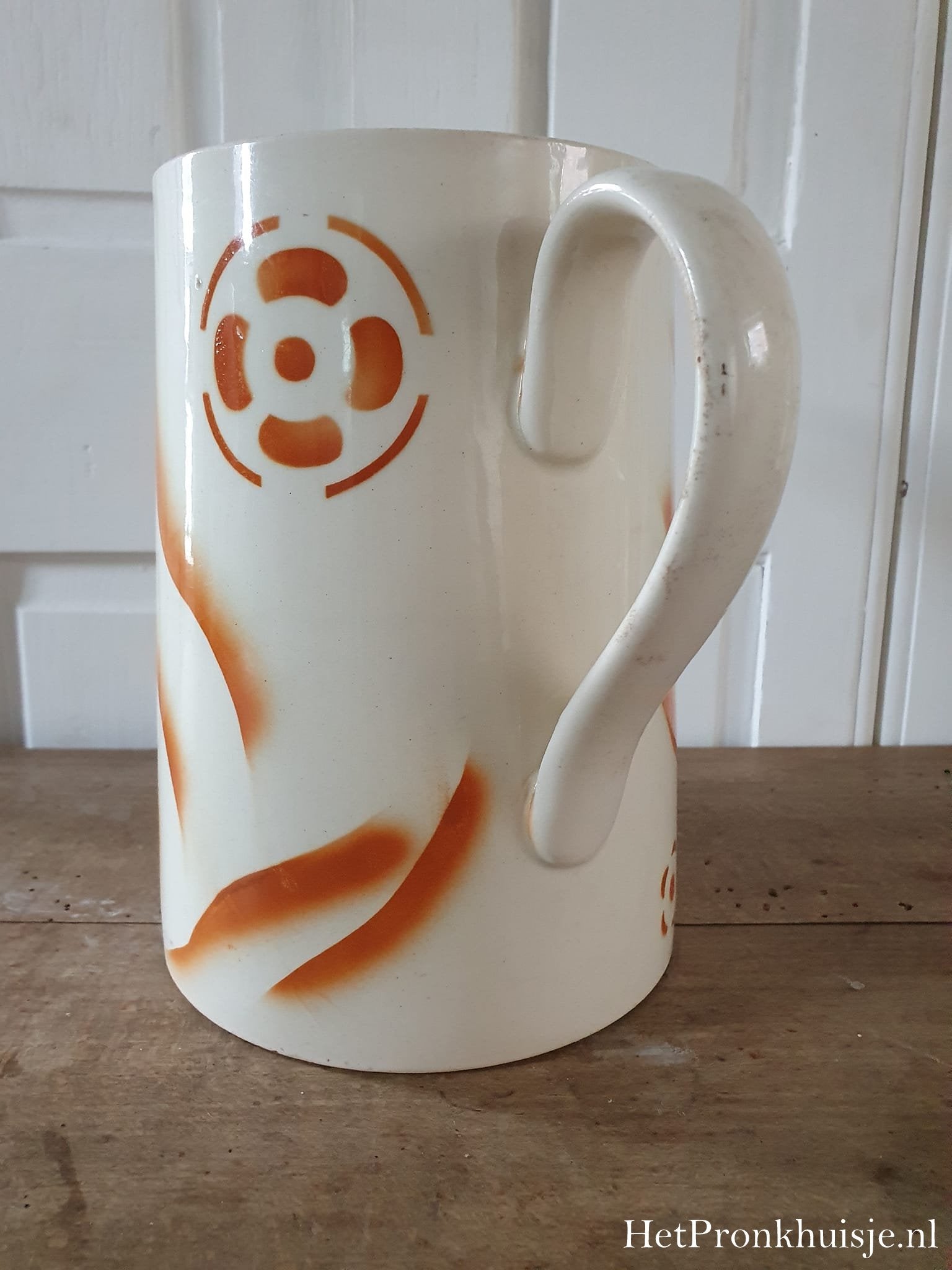 Kan met oranje accenten.