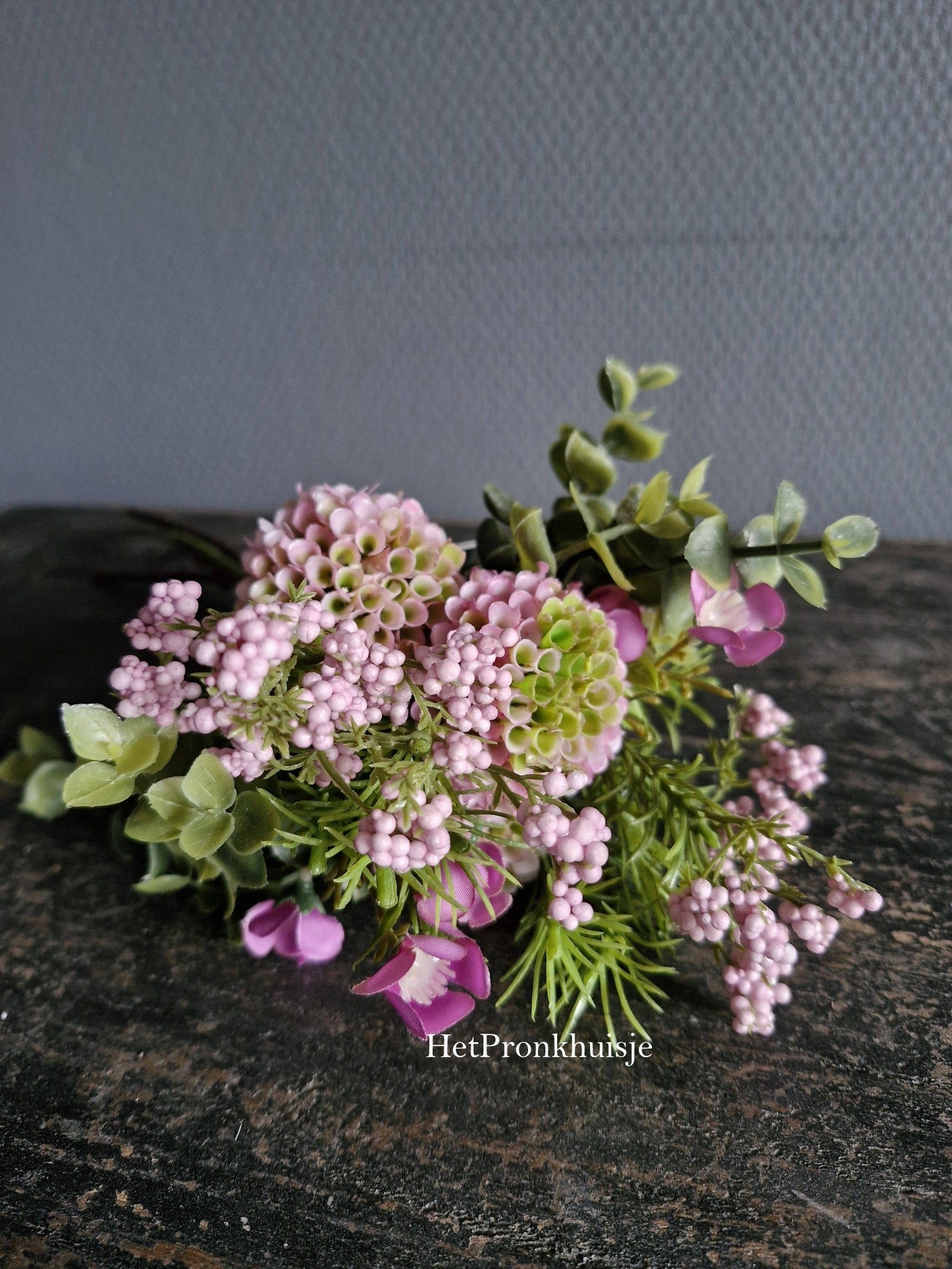 Kunst boeket. Dahlia licht roze