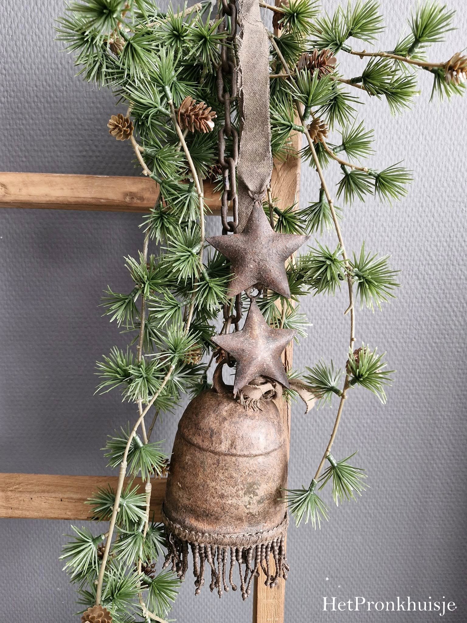Metalen hanger met bel en sterren