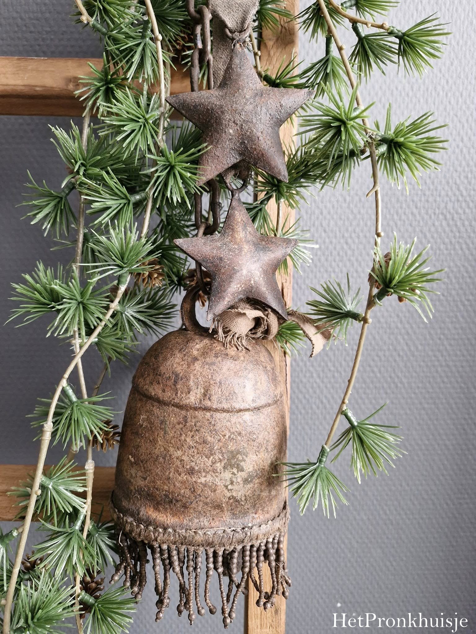 Metalen hanger met bel en sterren
