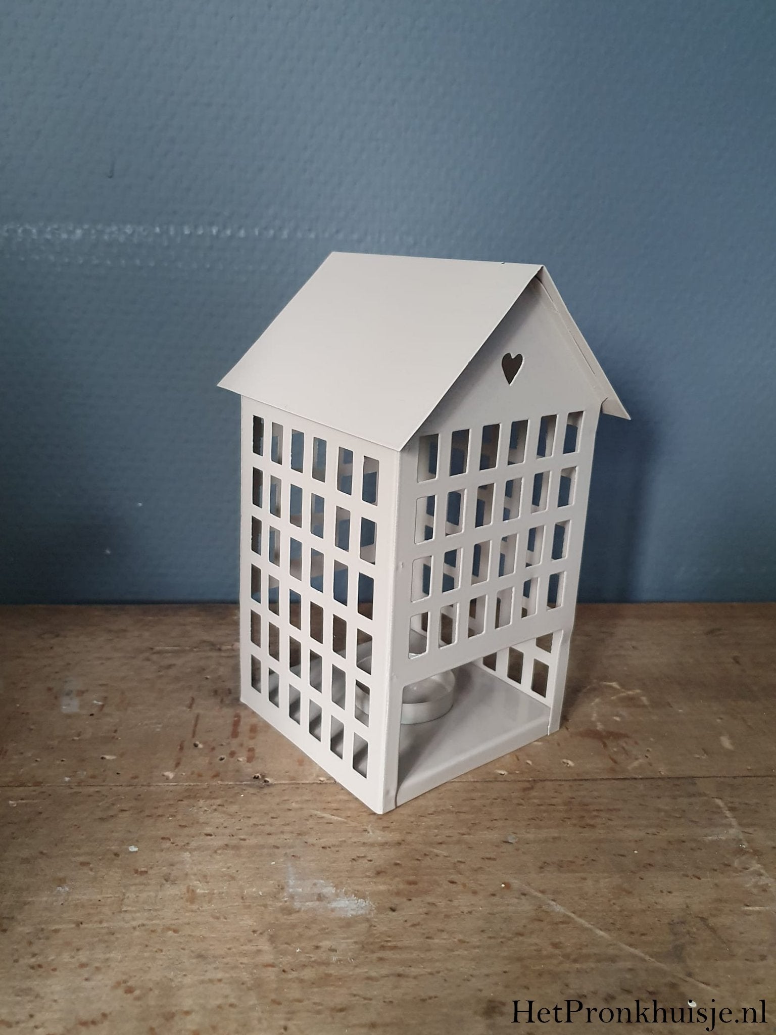 Metalen huis. Middel zand