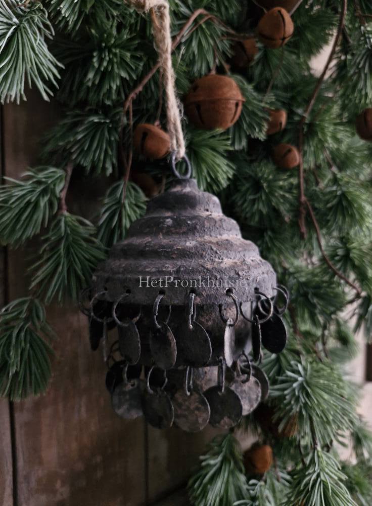 Metalen ornament muntjes. Oud grijs