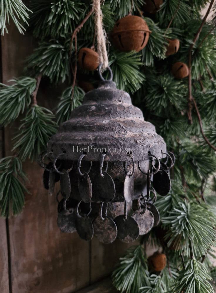 Metalen ornament muntjes. Oud grijs