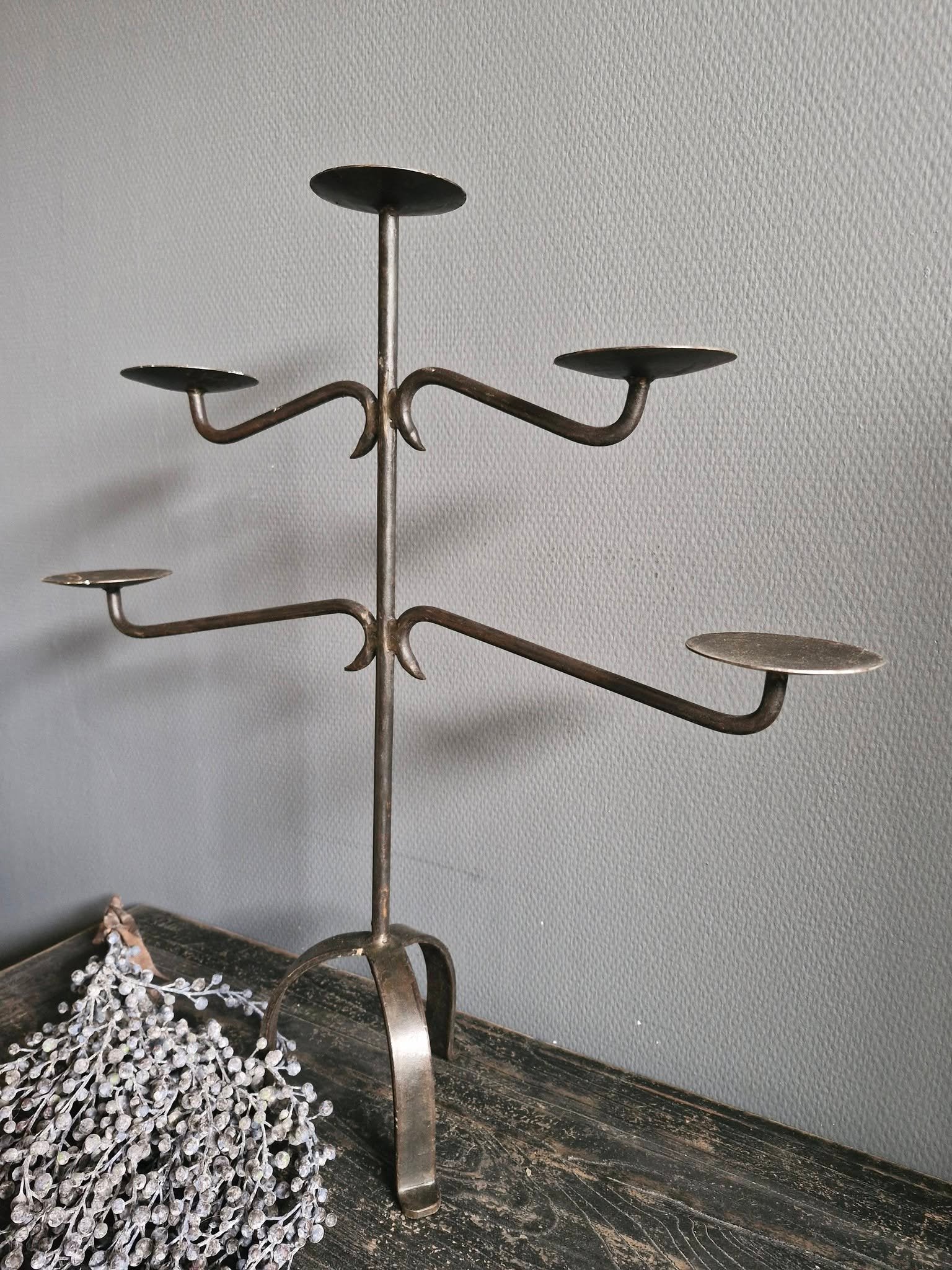 Metalen kandelaar. Ivy
