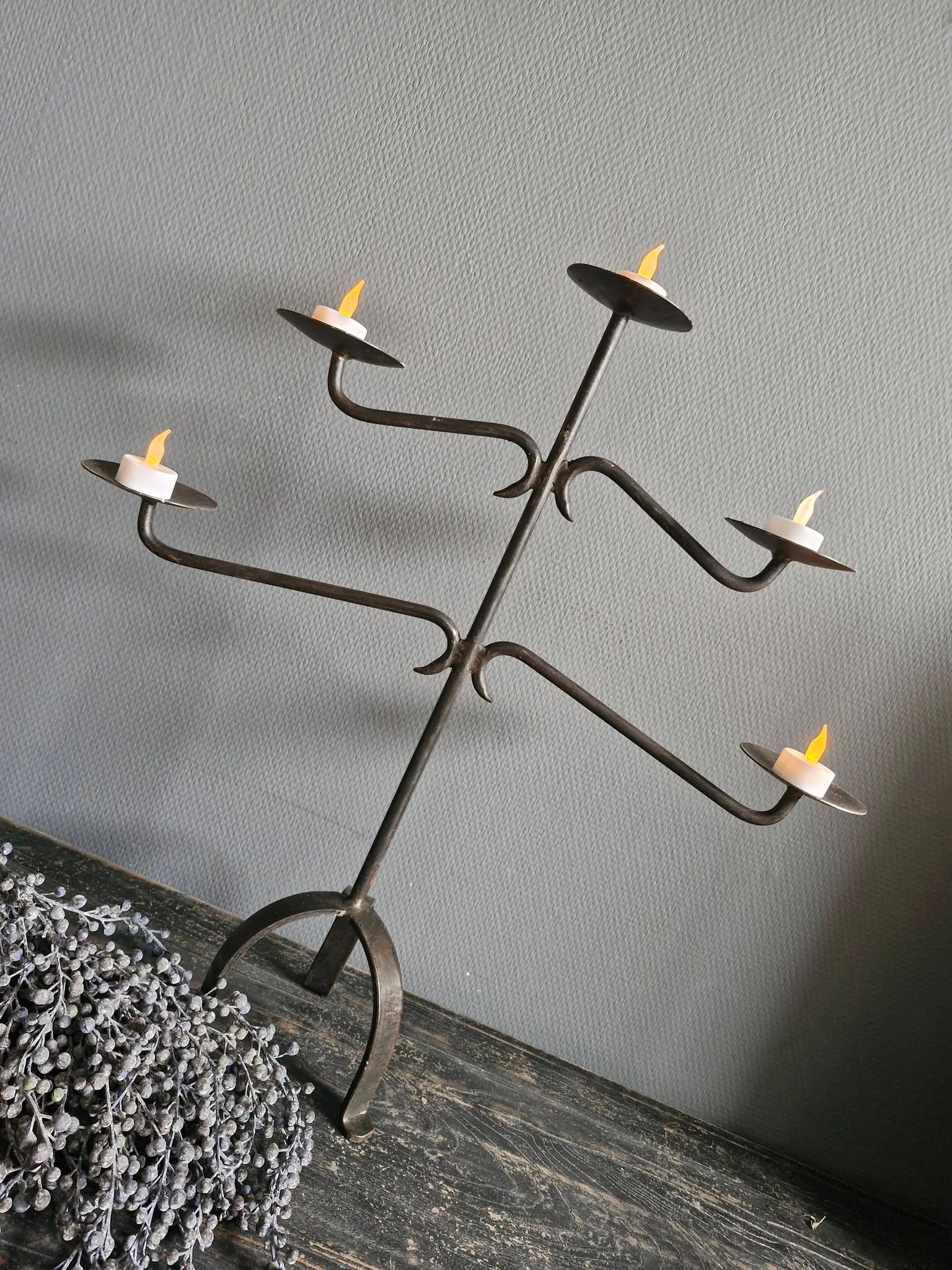 Metalen kandelaar. Ivy