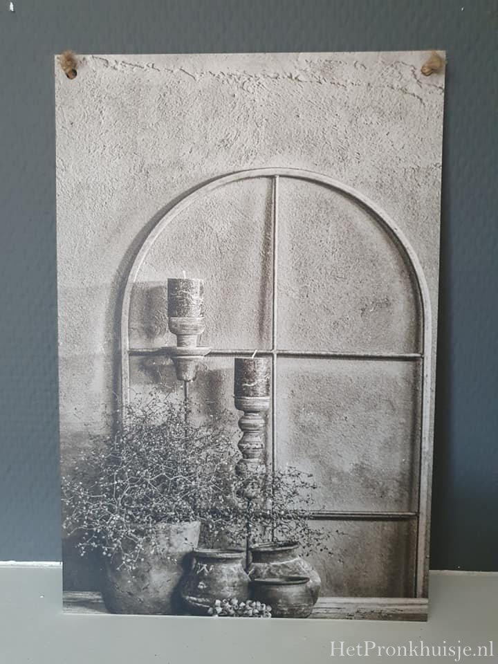 Muurbordje aan touw. Rond raam zwart wit.
