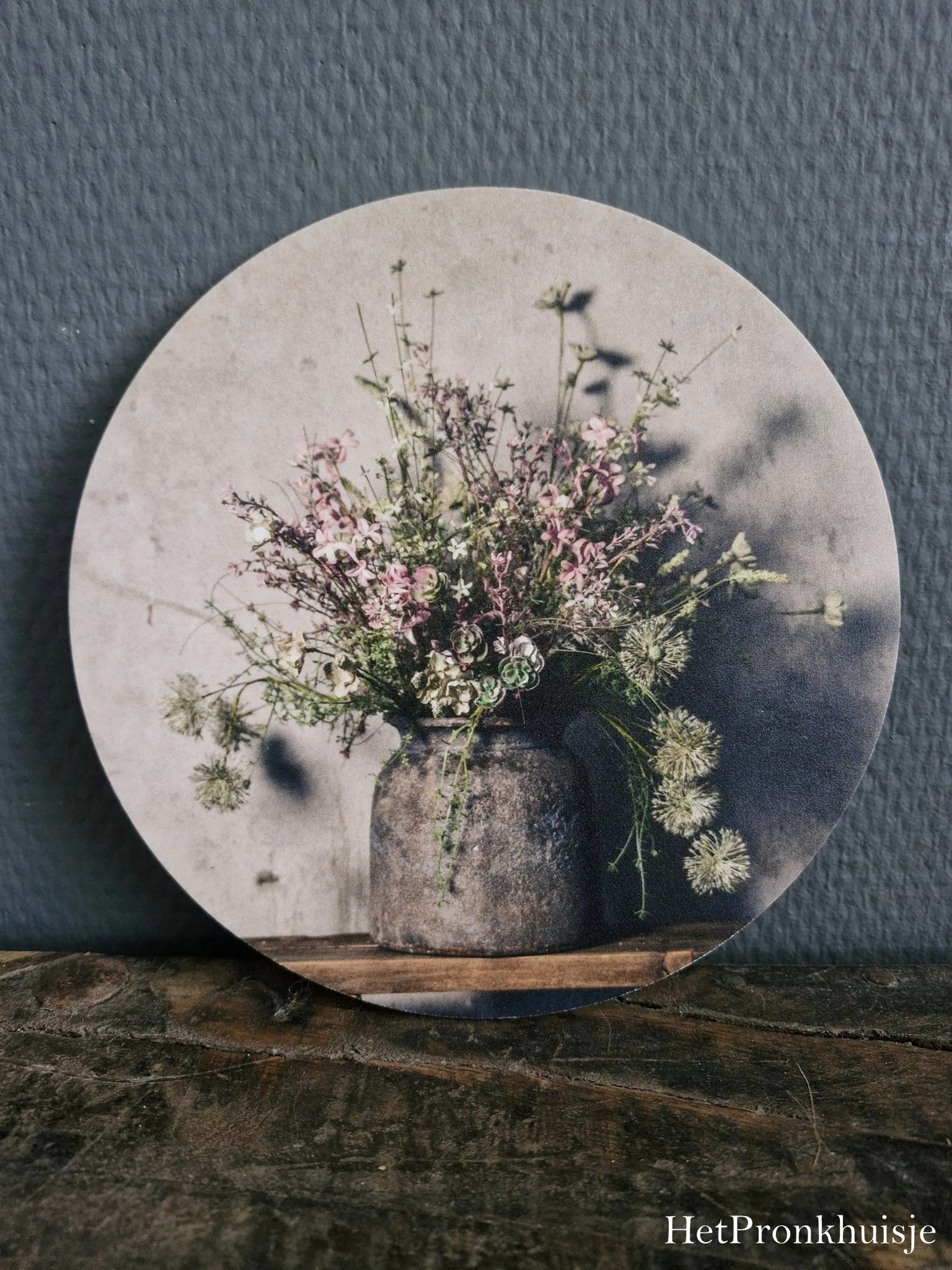Muurcirkel. Bloemen in pot