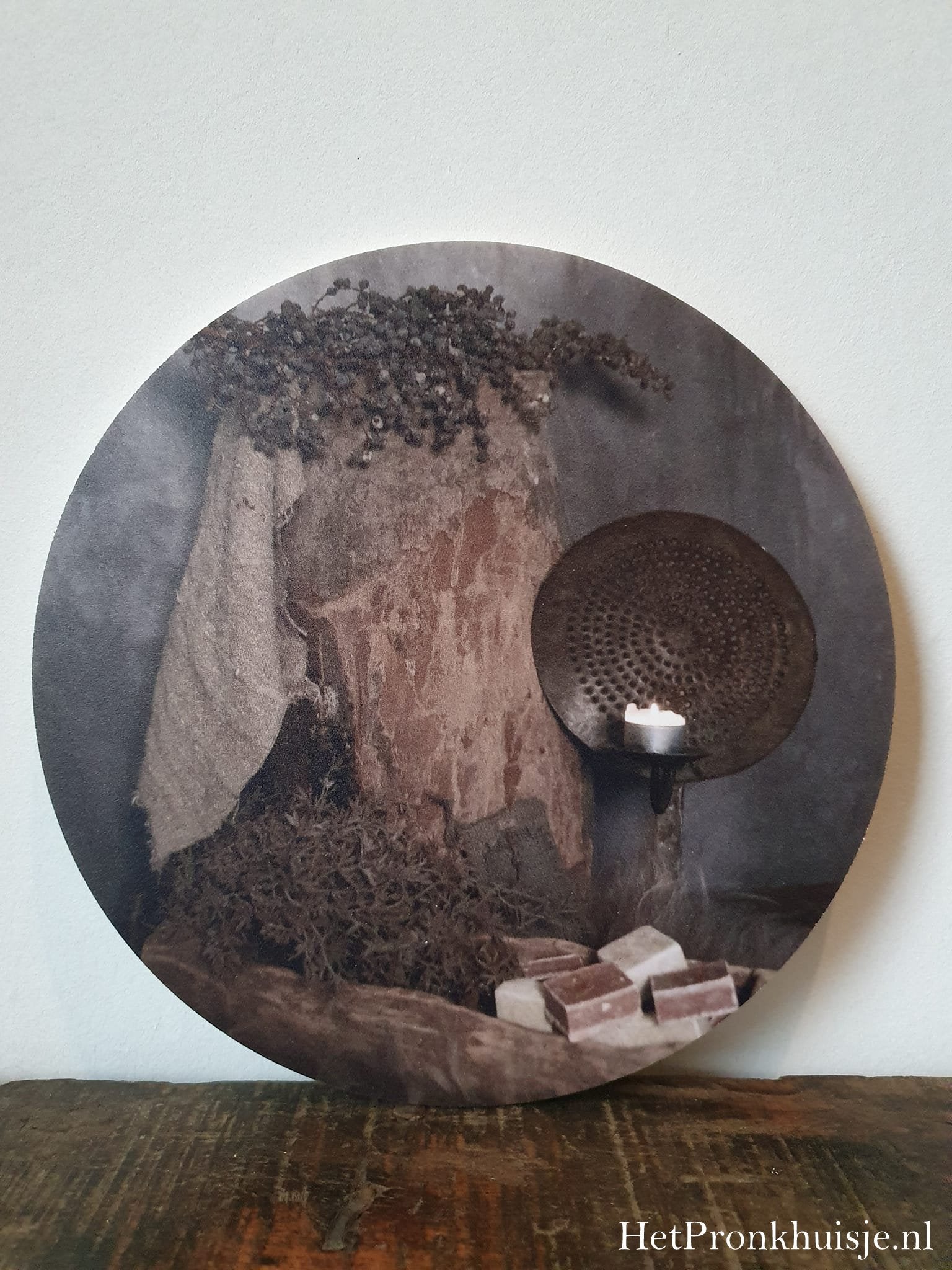 Muurcirkel. Houten schaal met amberblokjes.