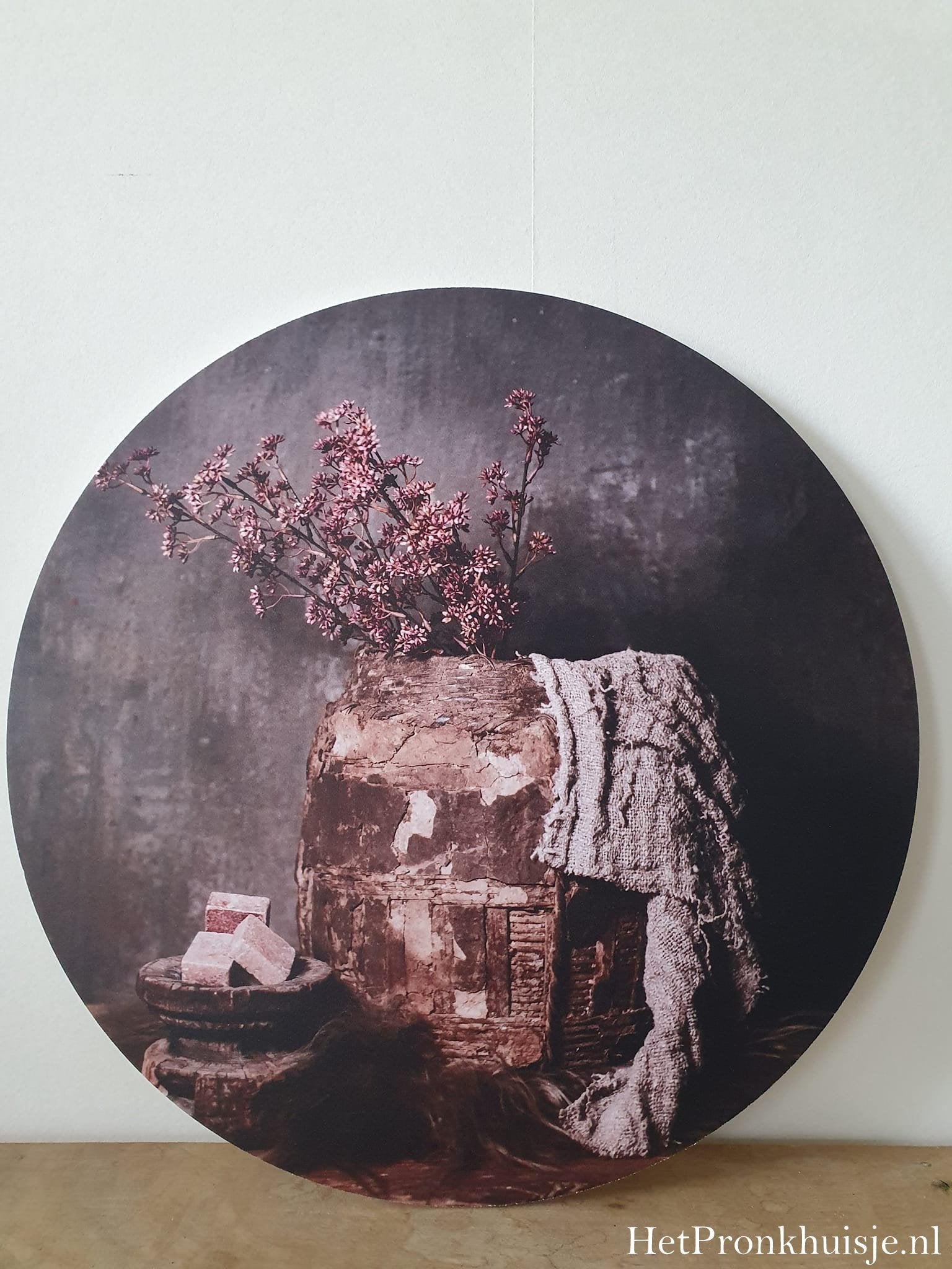 Muurcirkel. Mand met shabby doek.