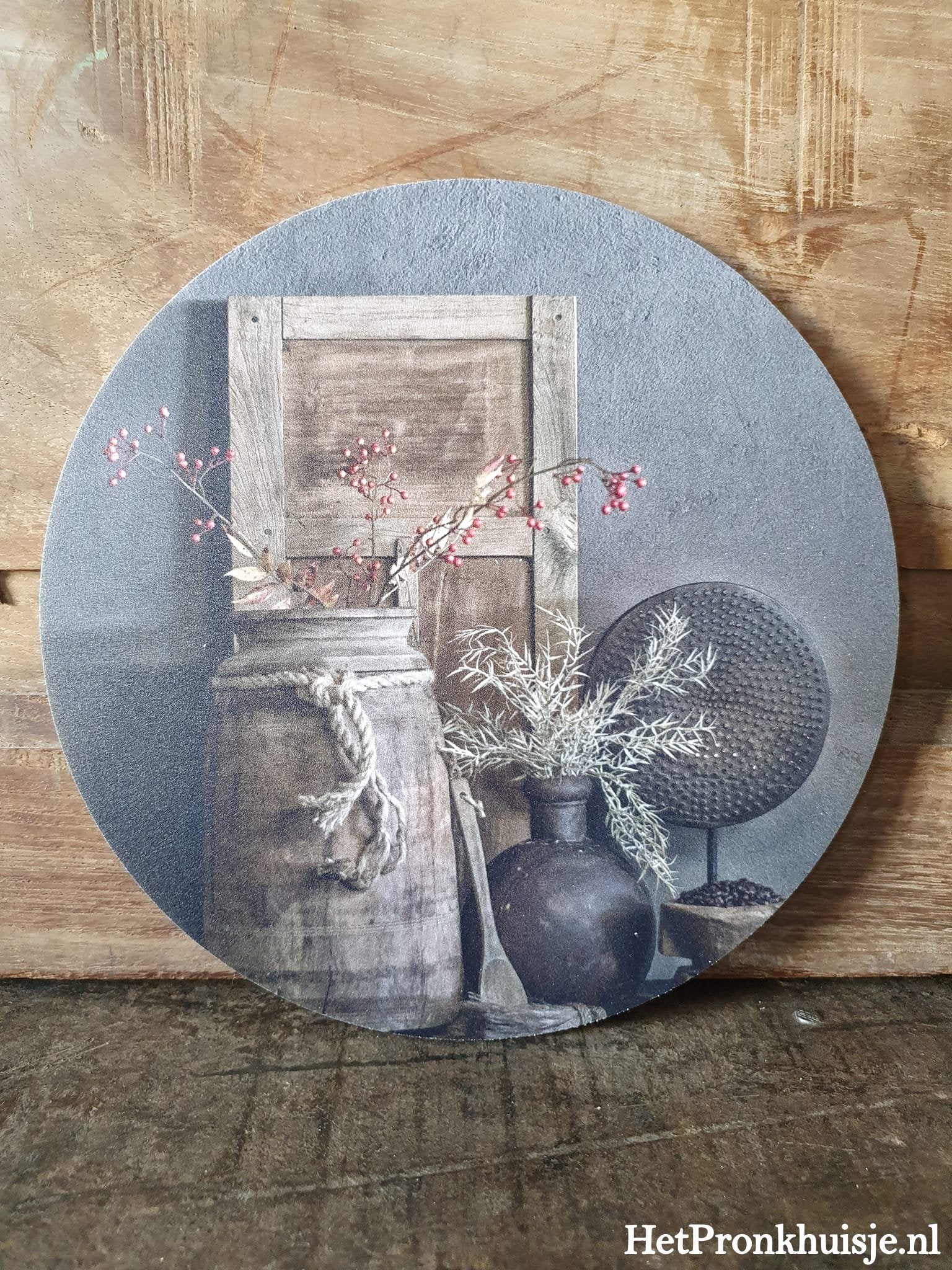 Muurcirkel. Nepalese vaas met decoratie.