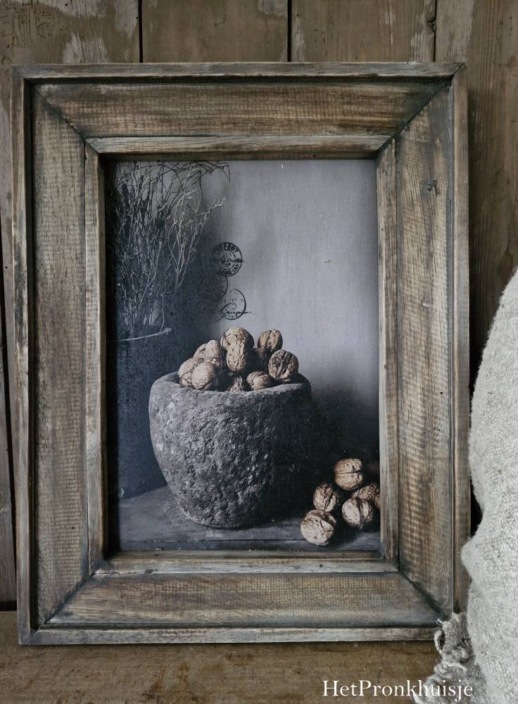 Noten in schaal met houten lijst
