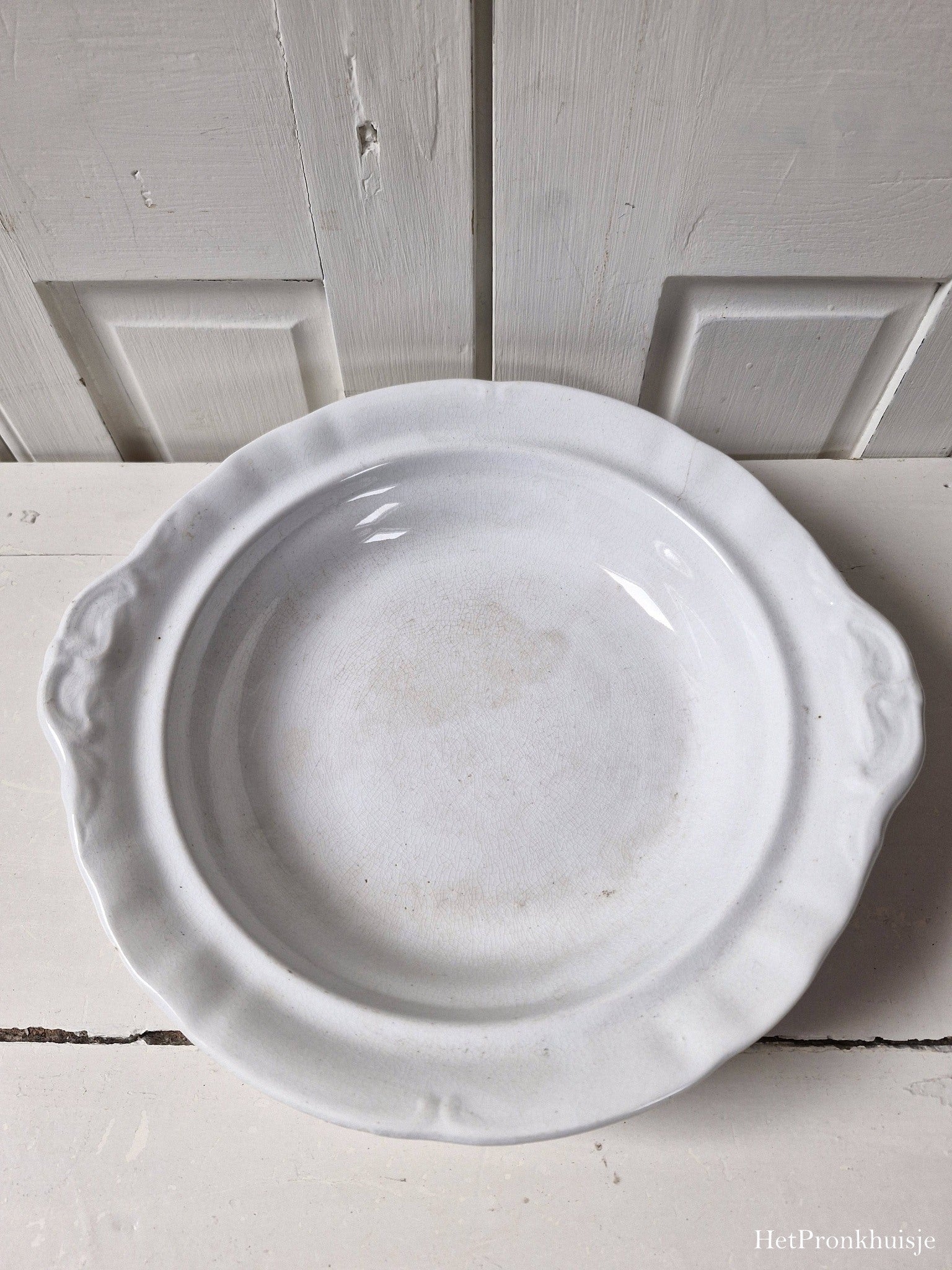 Oude brocante schaal op voet. Societe Ceramique