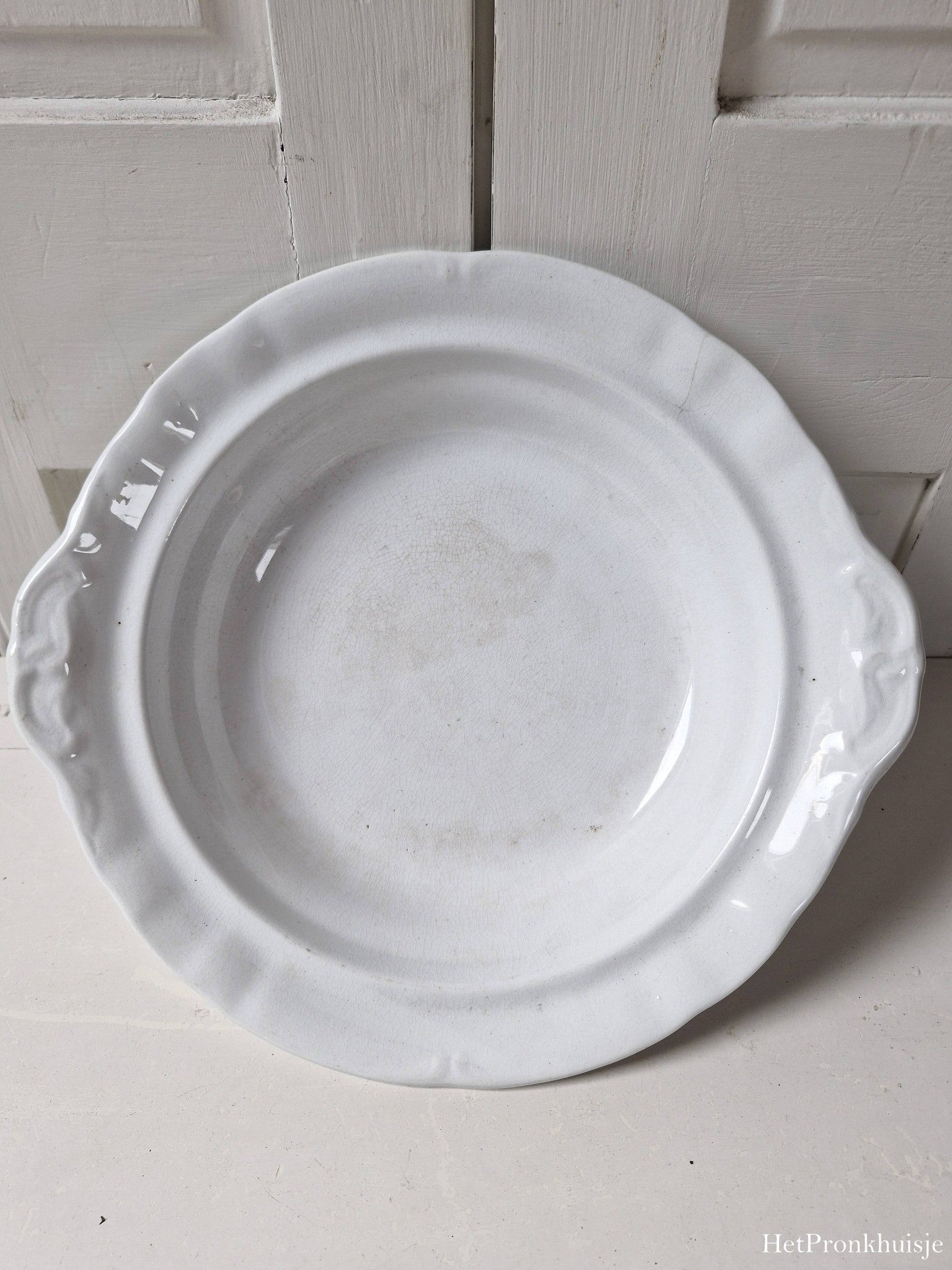 Oude brocante schaal op voet. Societe Ceramique