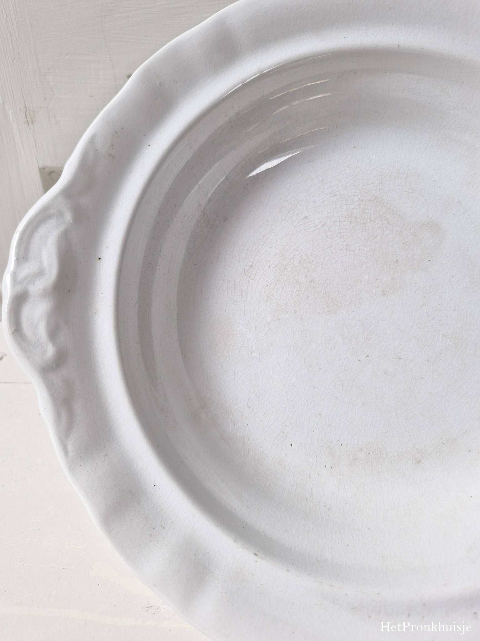 Oude brocante schaal op voet. Societe Ceramique