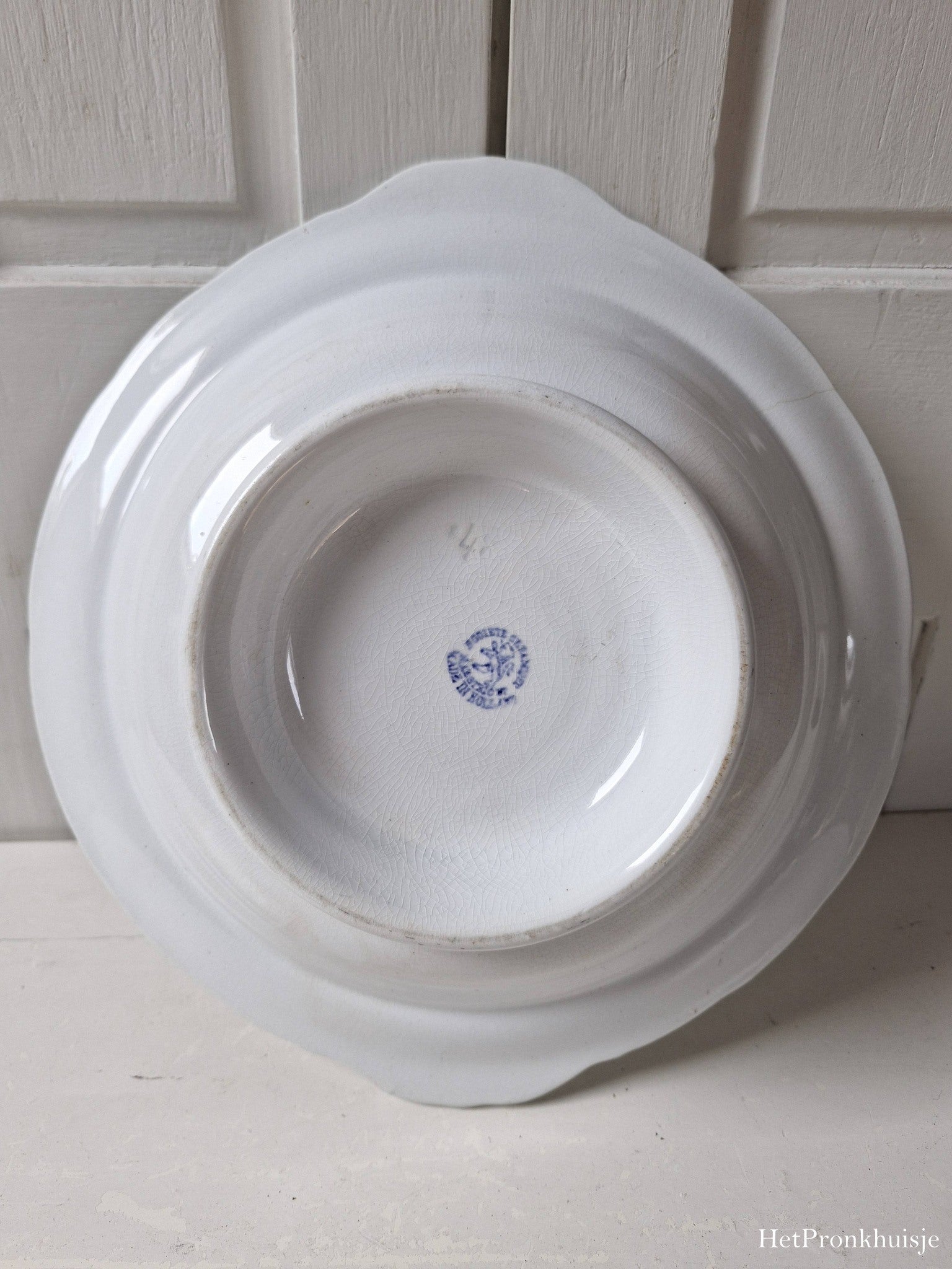 Oude brocante schaal op voet. Societe Ceramique