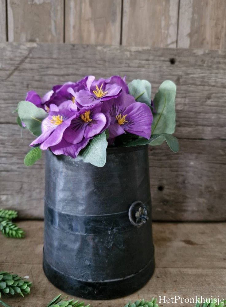 Oude ijzeren pot met ring. Klein