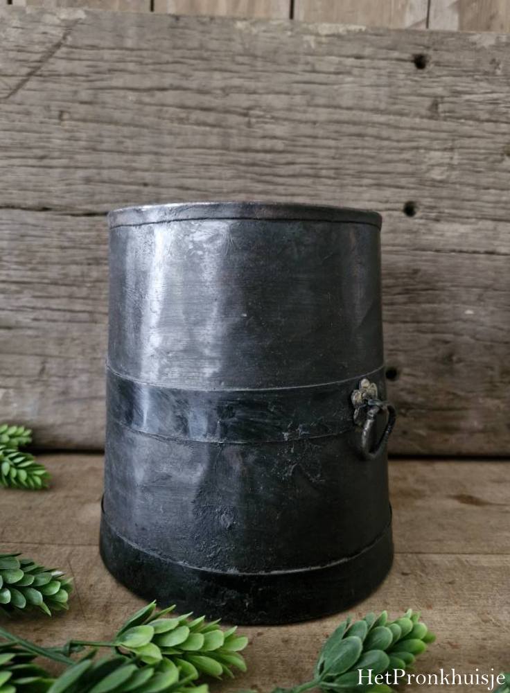 Oude ijzeren pot met ring. Klein
