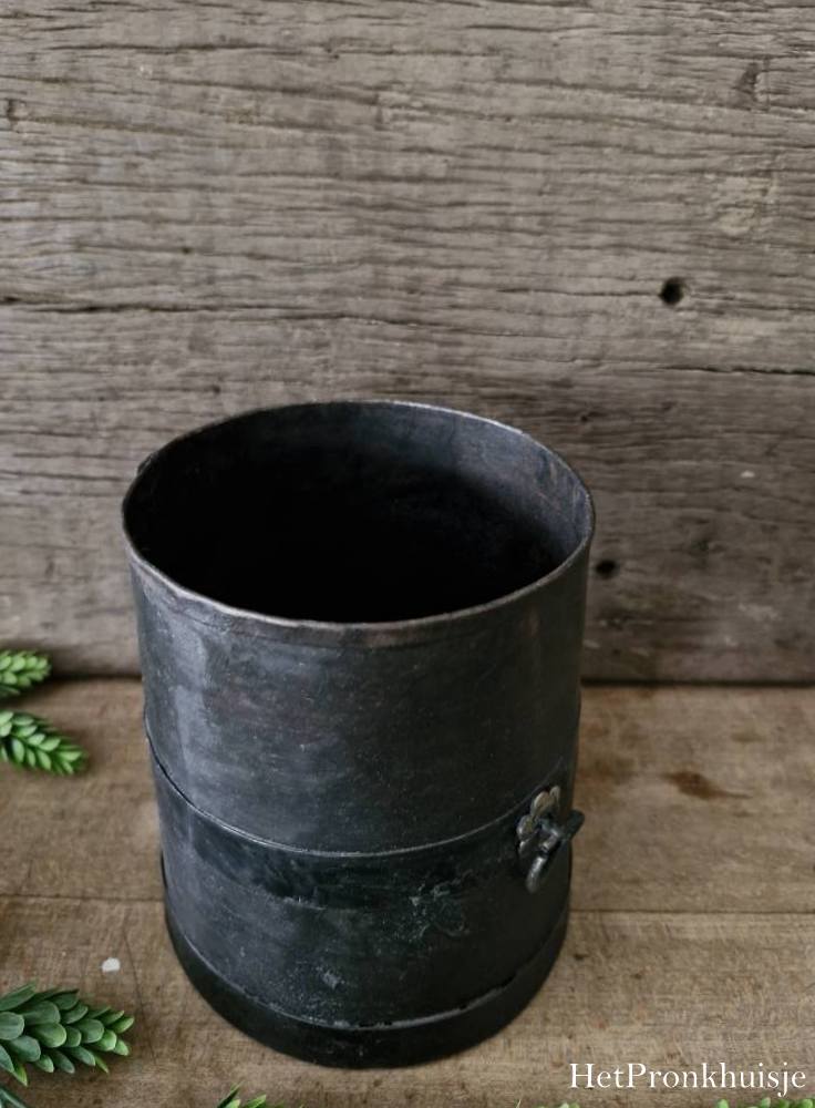 Oude ijzeren pot met ring. Klein