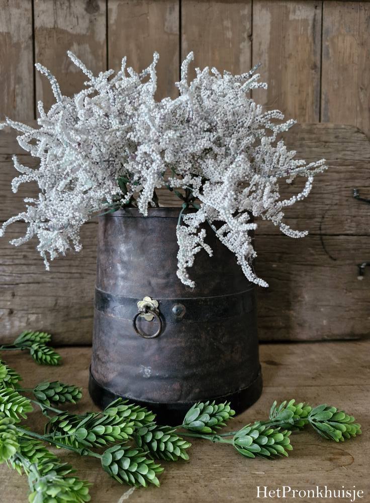 Oude ijzeren pot met ring. Middel