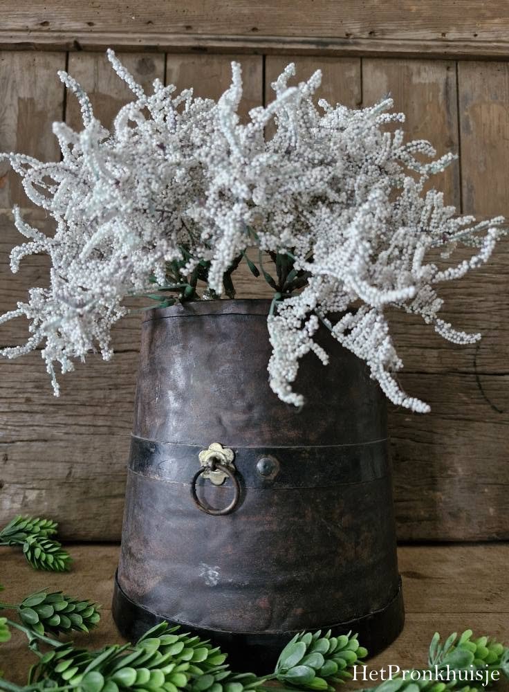 Oude ijzeren pot met ring. Middel