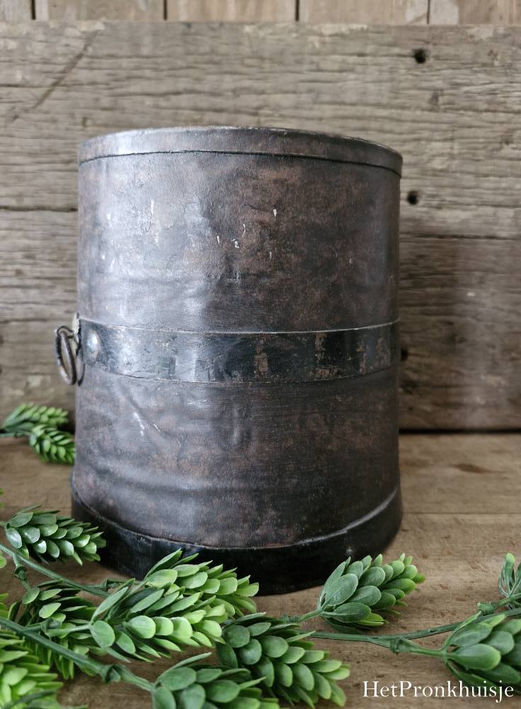 Oude ijzeren pot met ring. Middel