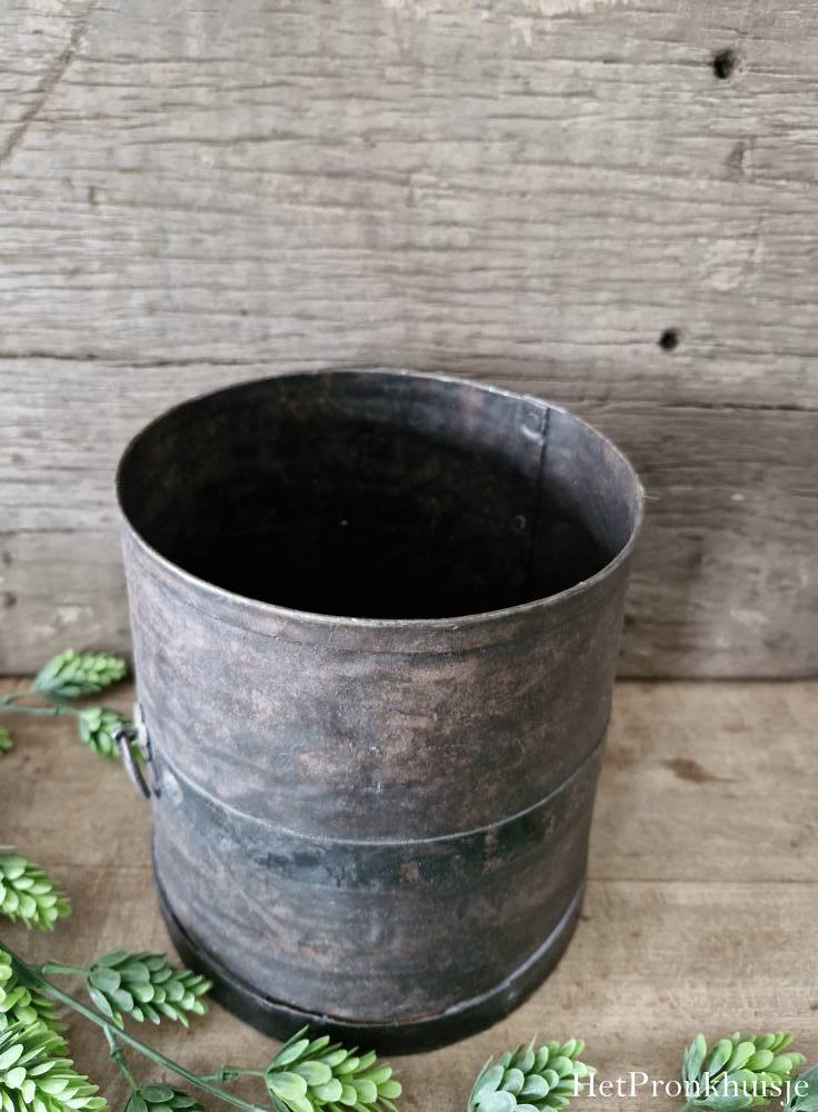 Oude ijzeren pot met ring. Middel