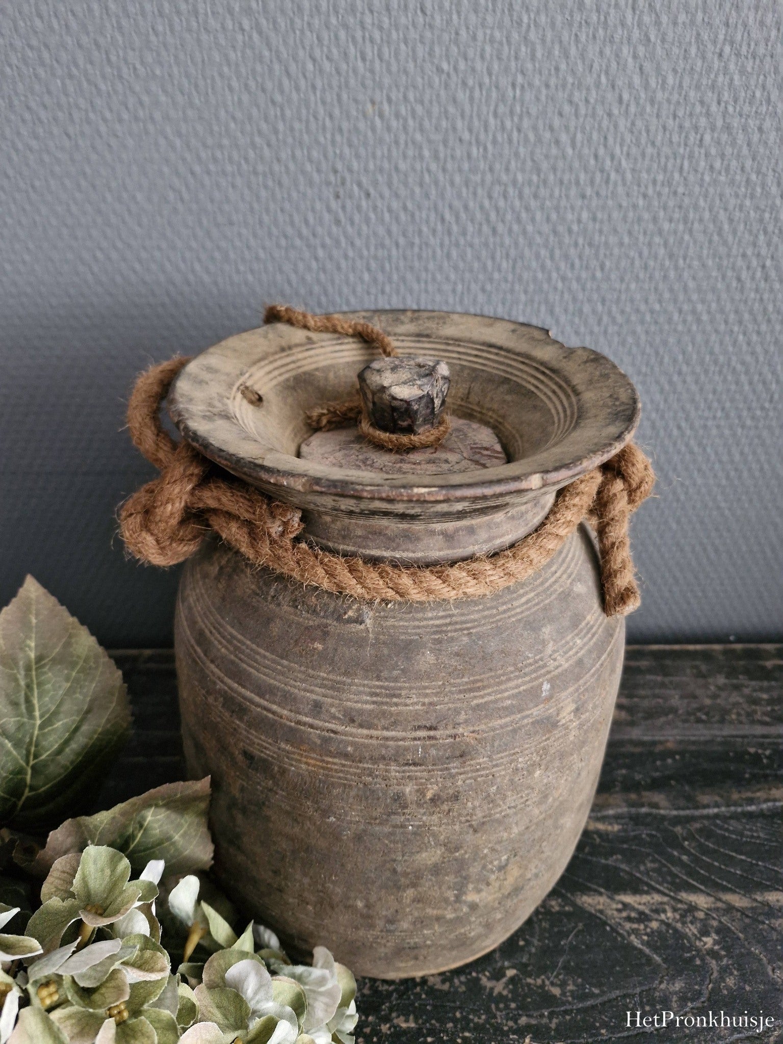 Oude kruik met deksel. Bente