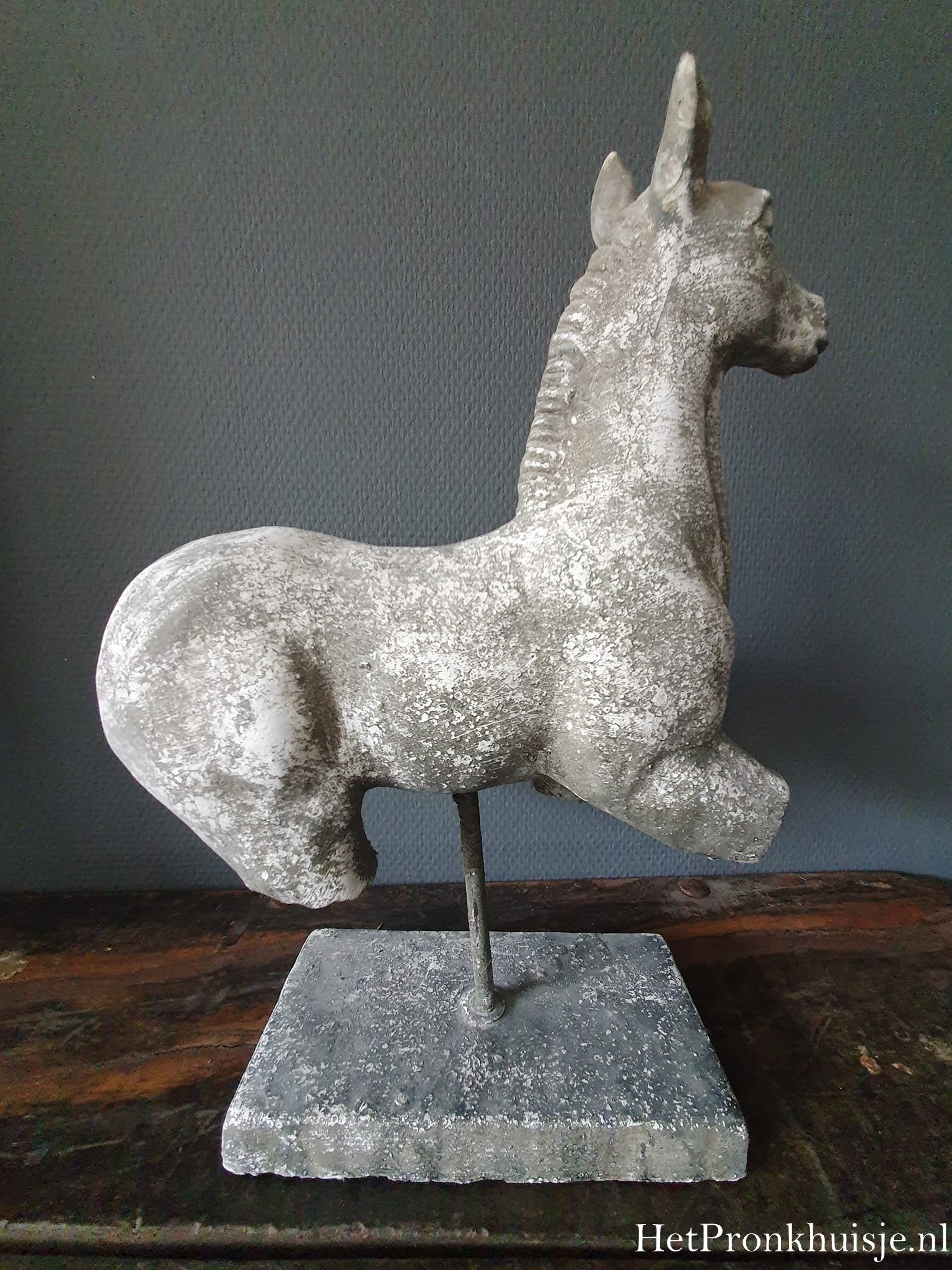 Paarden ornament op voet.