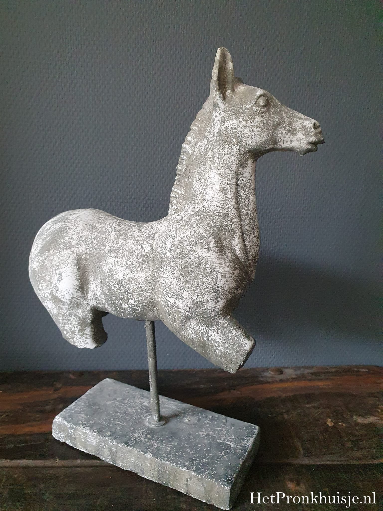 Paarden ornament op voet.