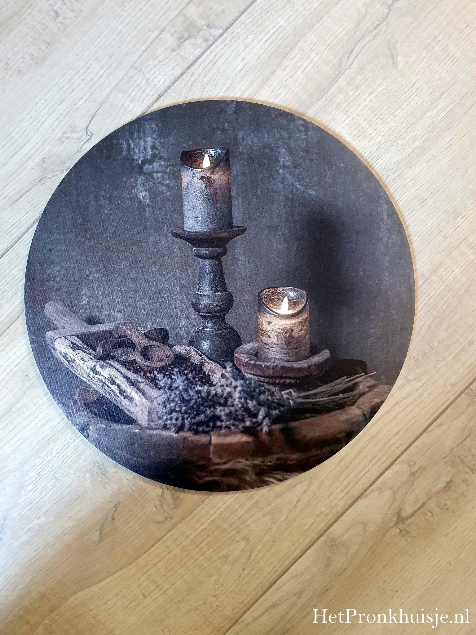 Pannenonderzetter. Schaal met decoratie