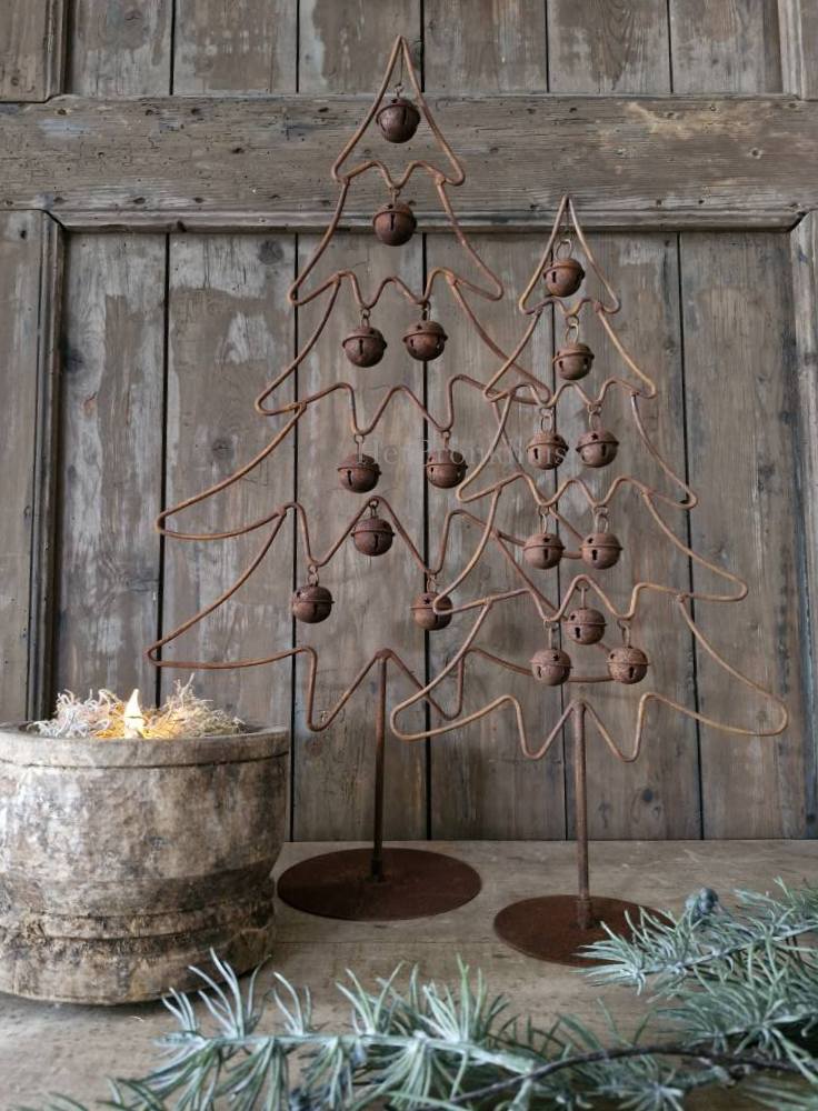 Roestige kerstboom met belletjes