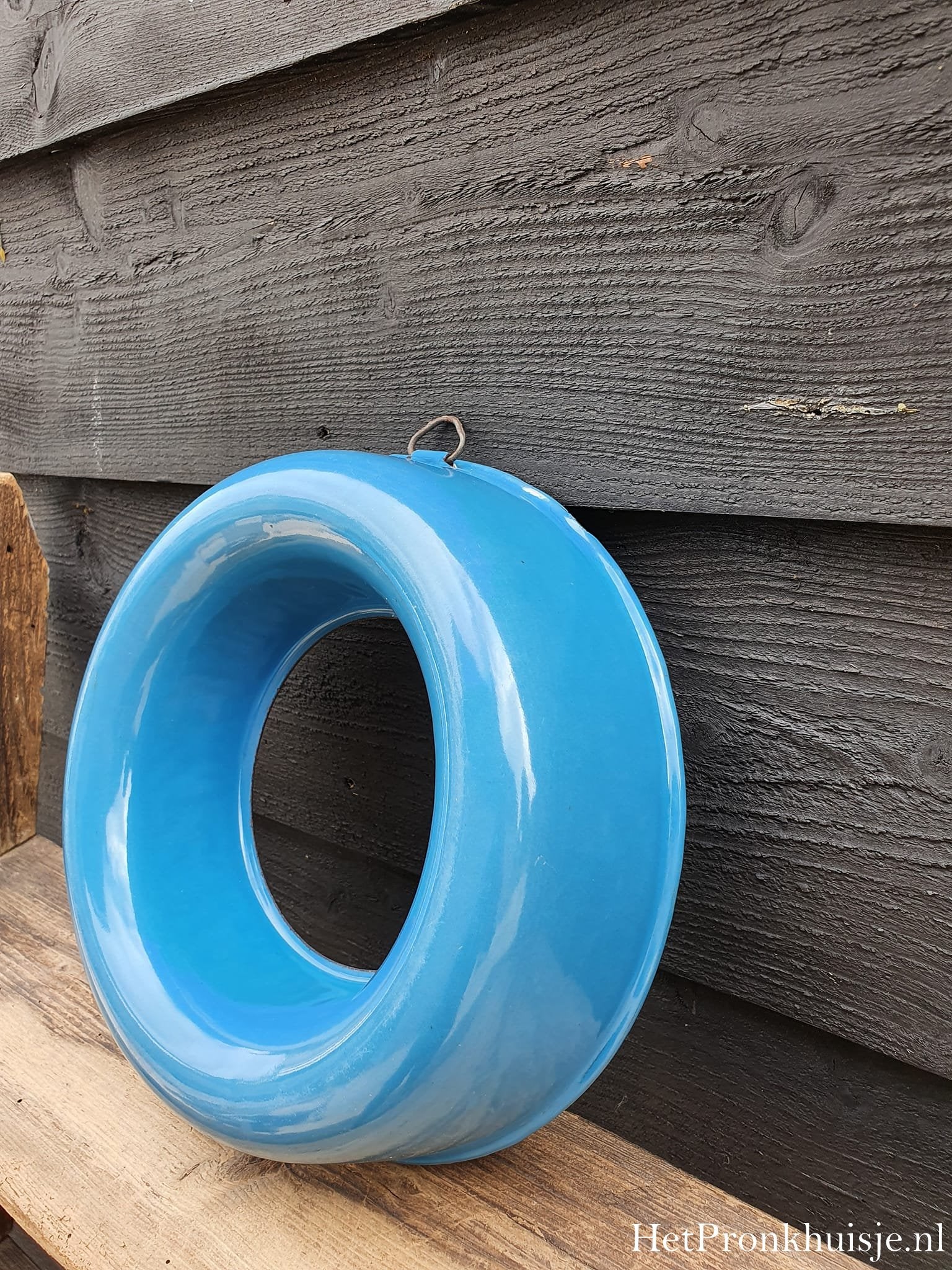 Blauw emaille rijstrand. Rijstring.