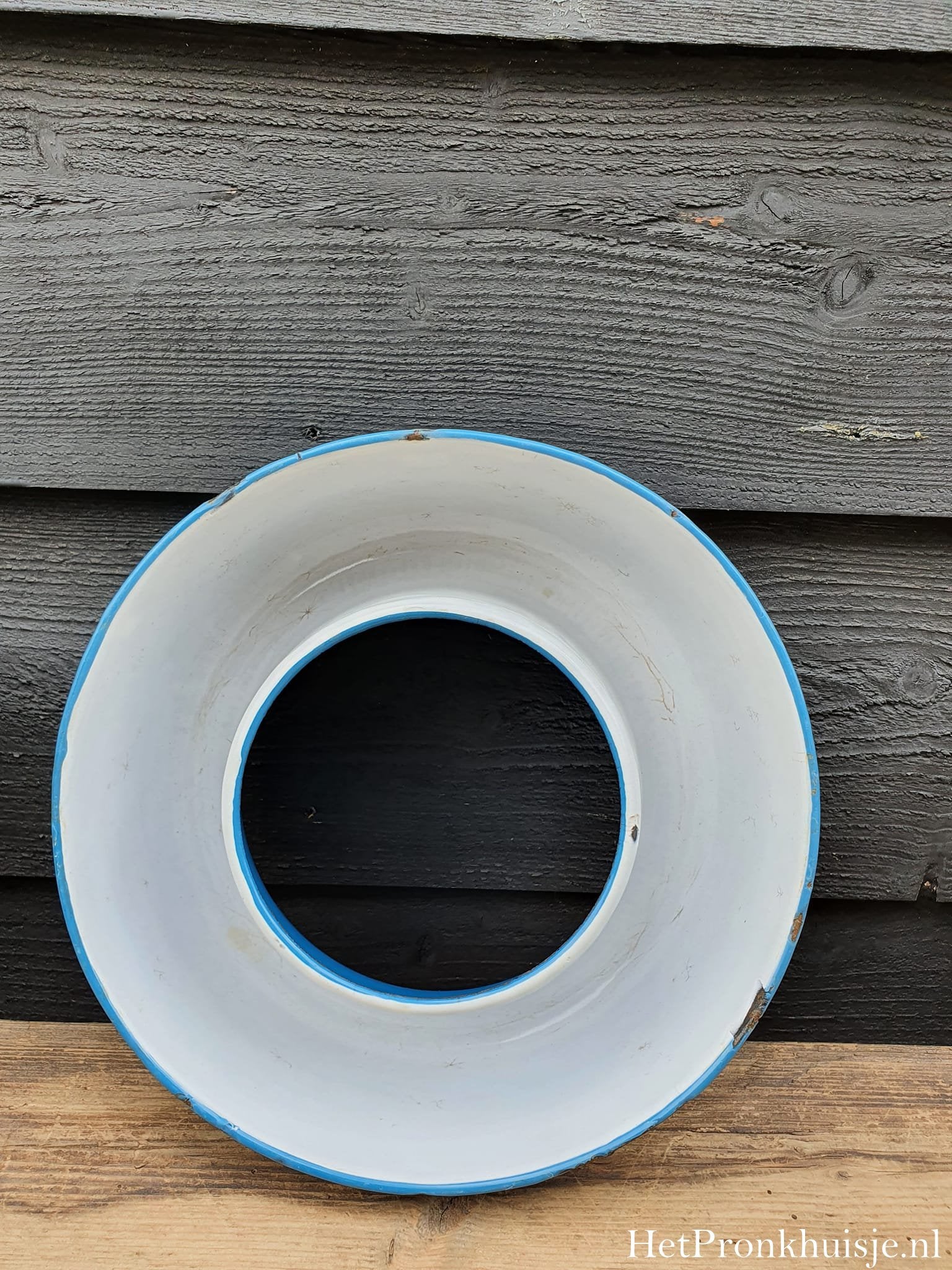 Blauw emaille rijstrand. Rijstring.
