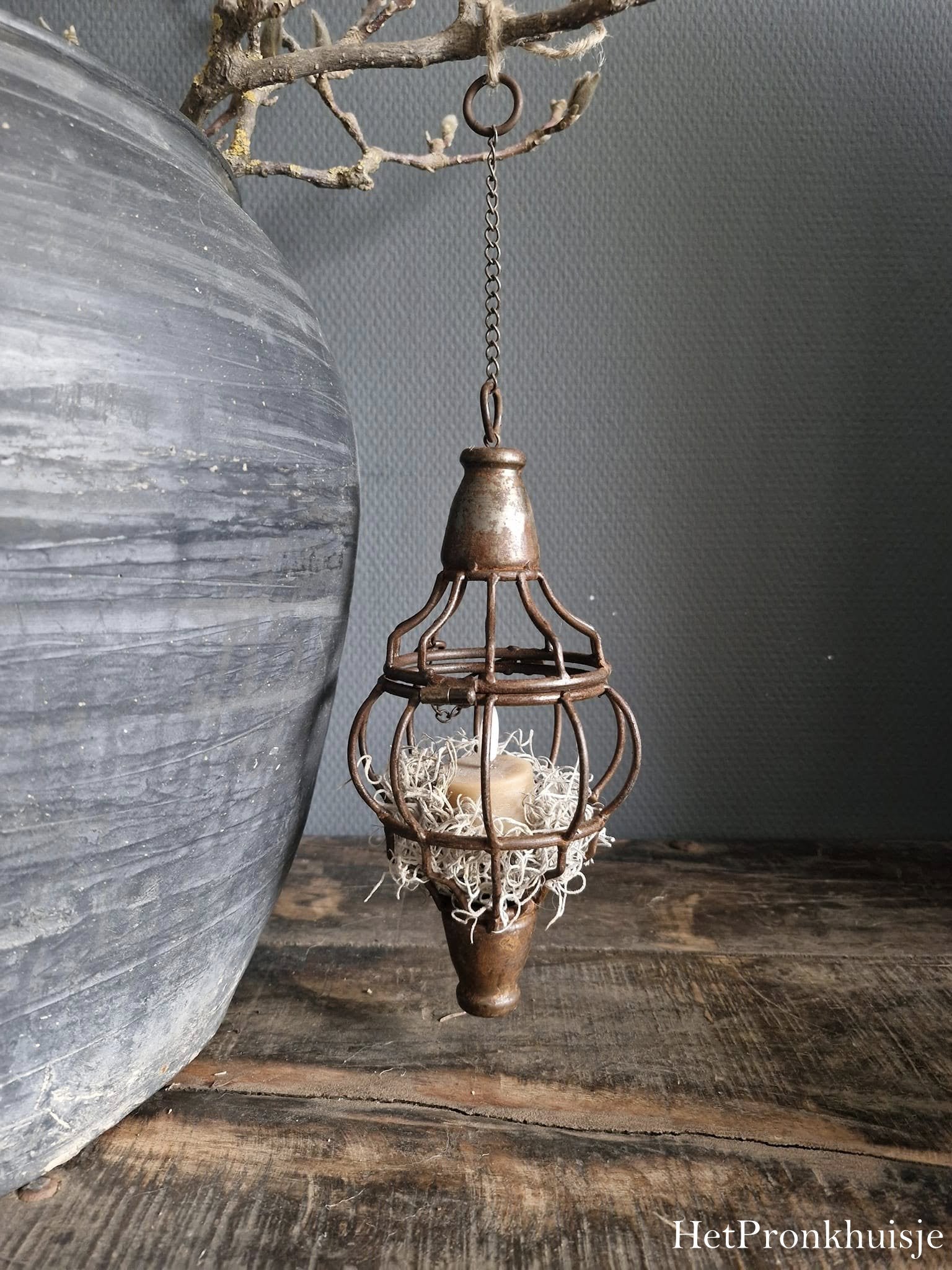 Roest metalen hanger. Vonny