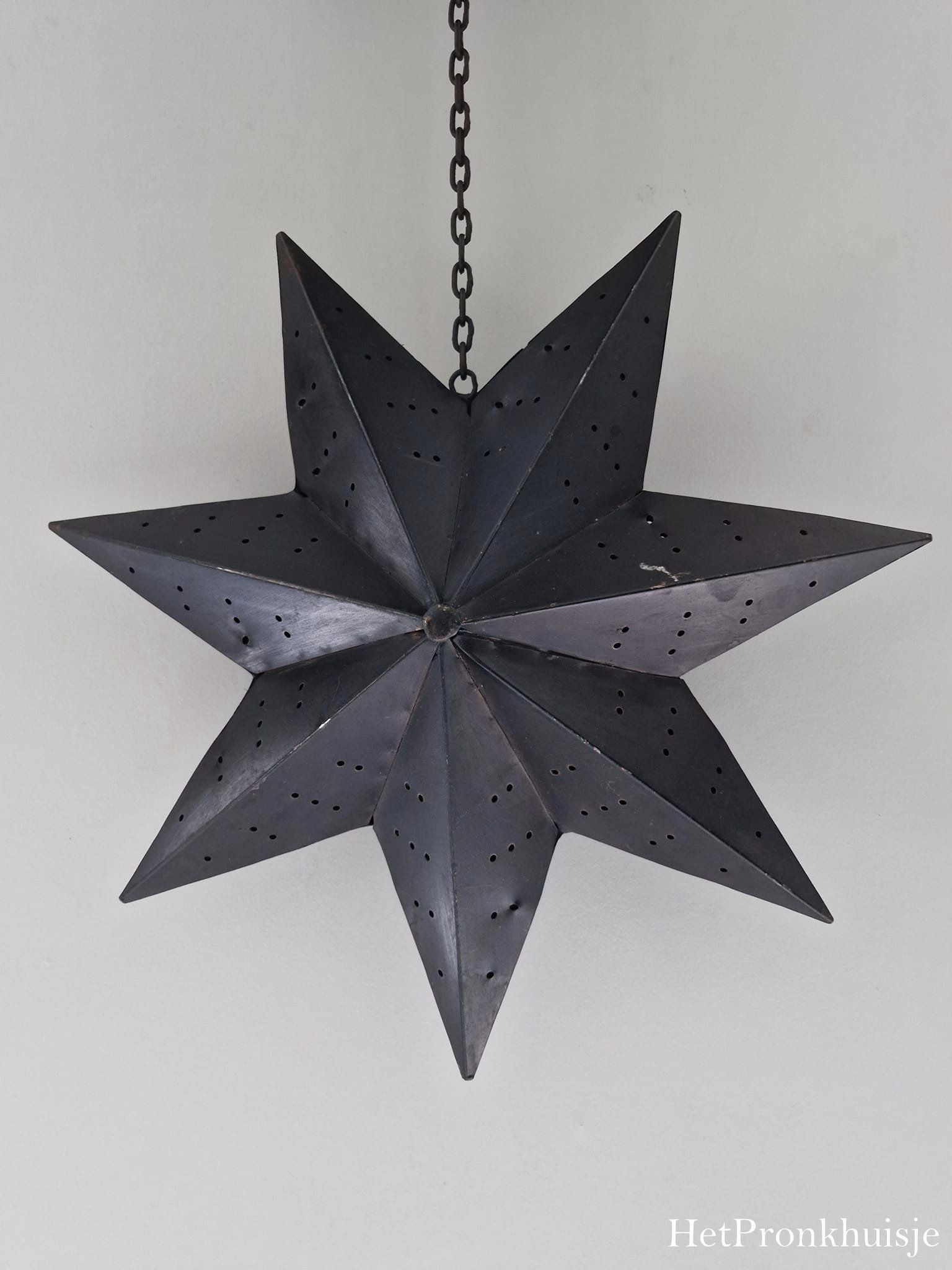 Roest metalen ster aan ketting. L