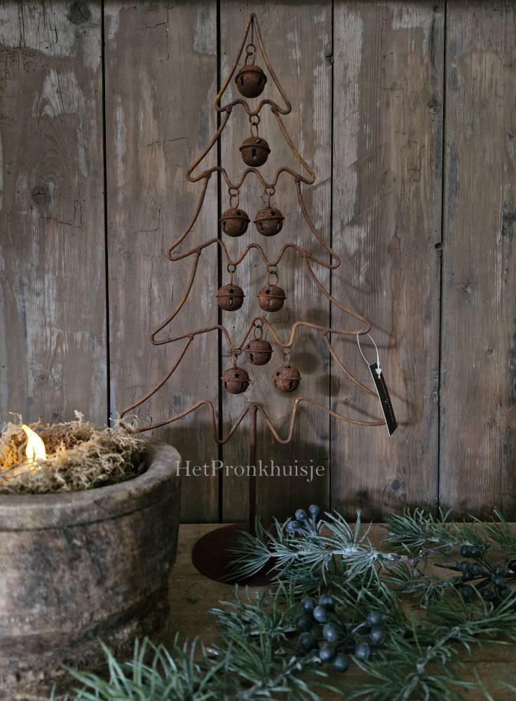 Roestige kerstboom met belletjes