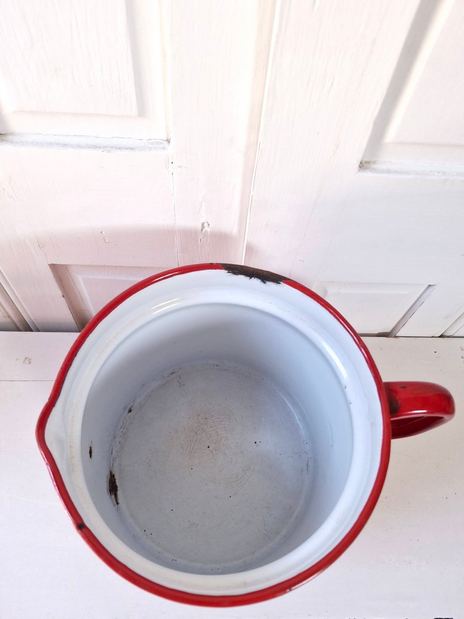 Rood emaille melkkoker