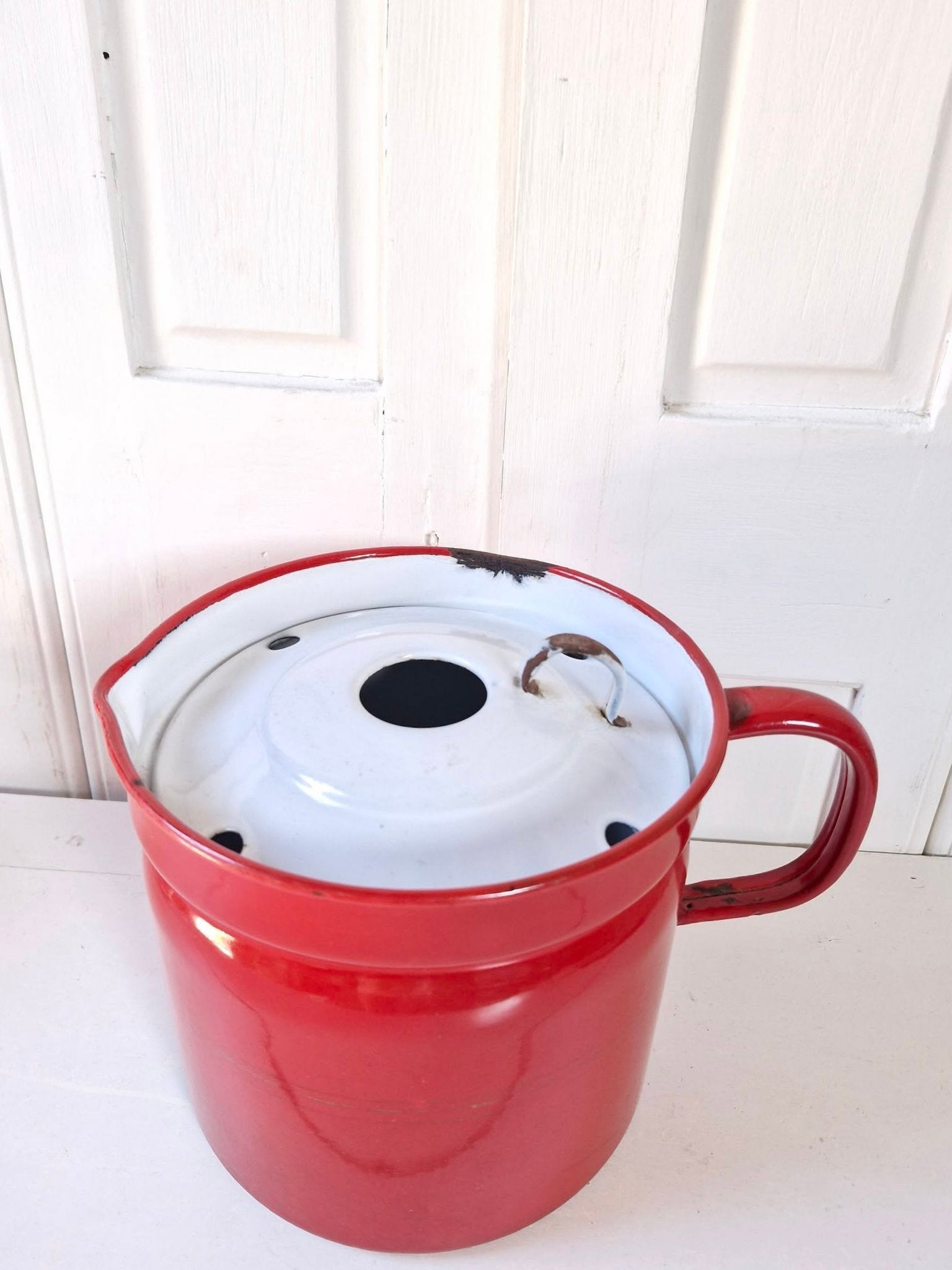Rood emaille melkkoker