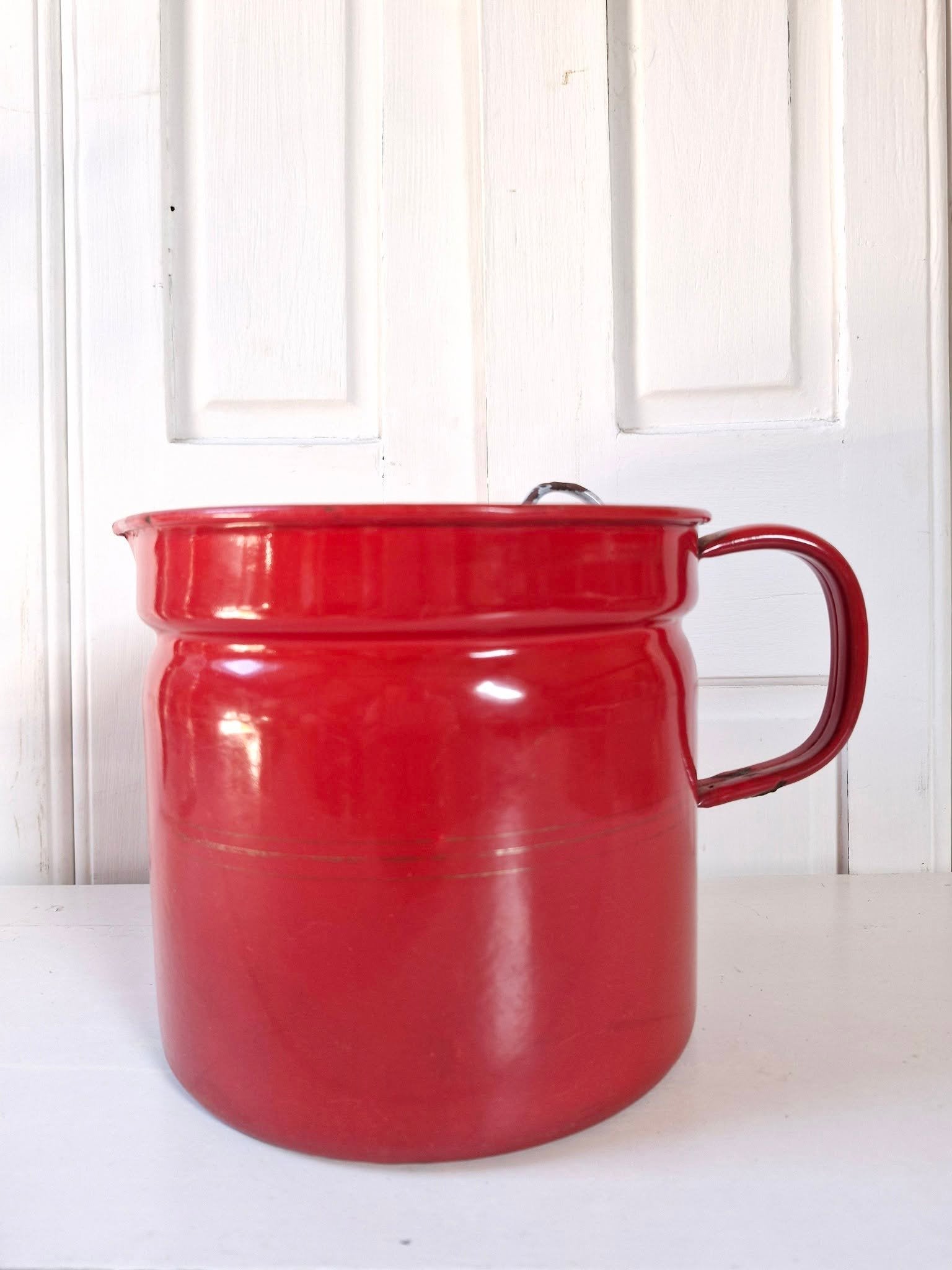 Rood emaille melkkoker