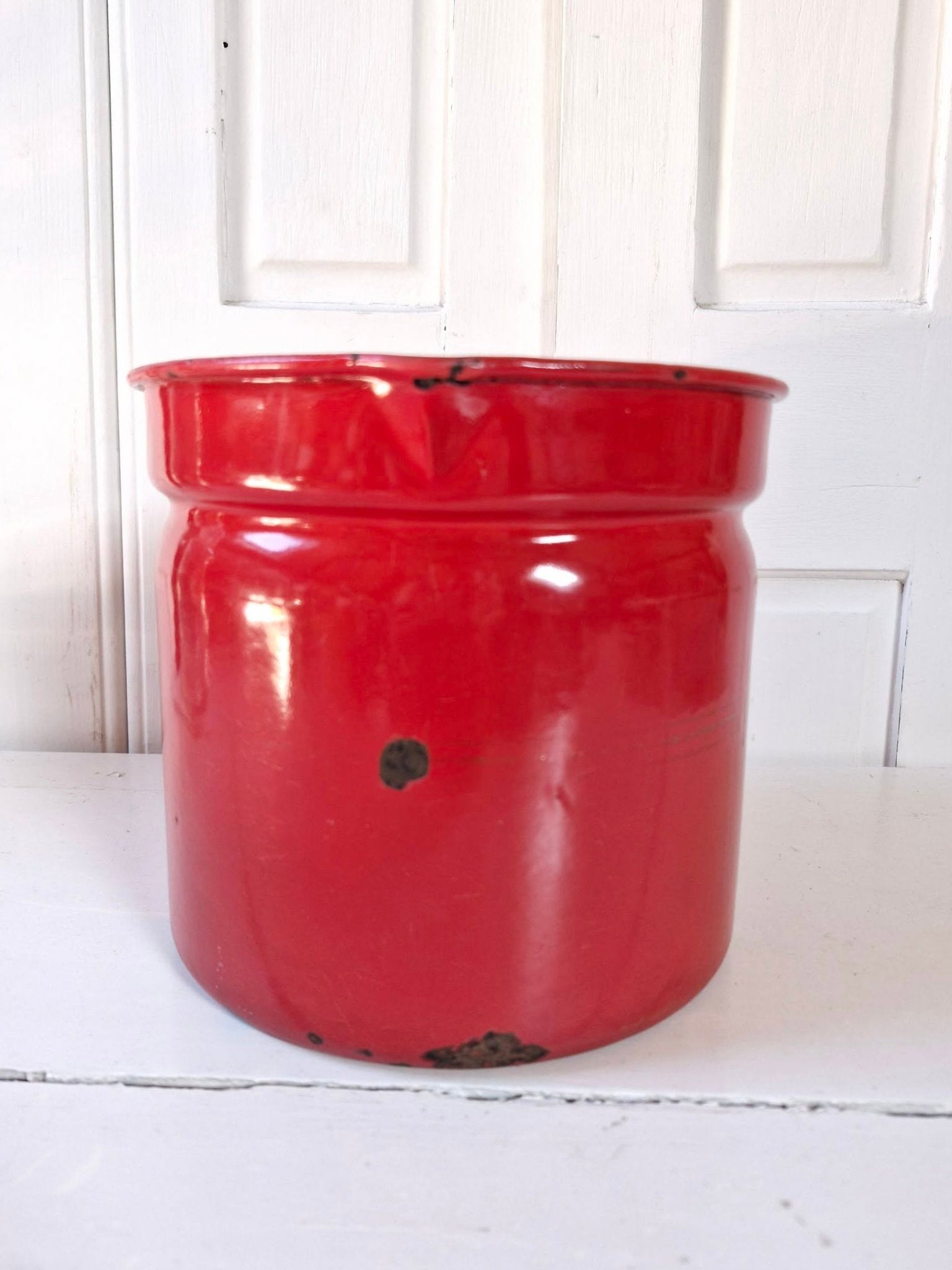 Rood emaille melkkoker