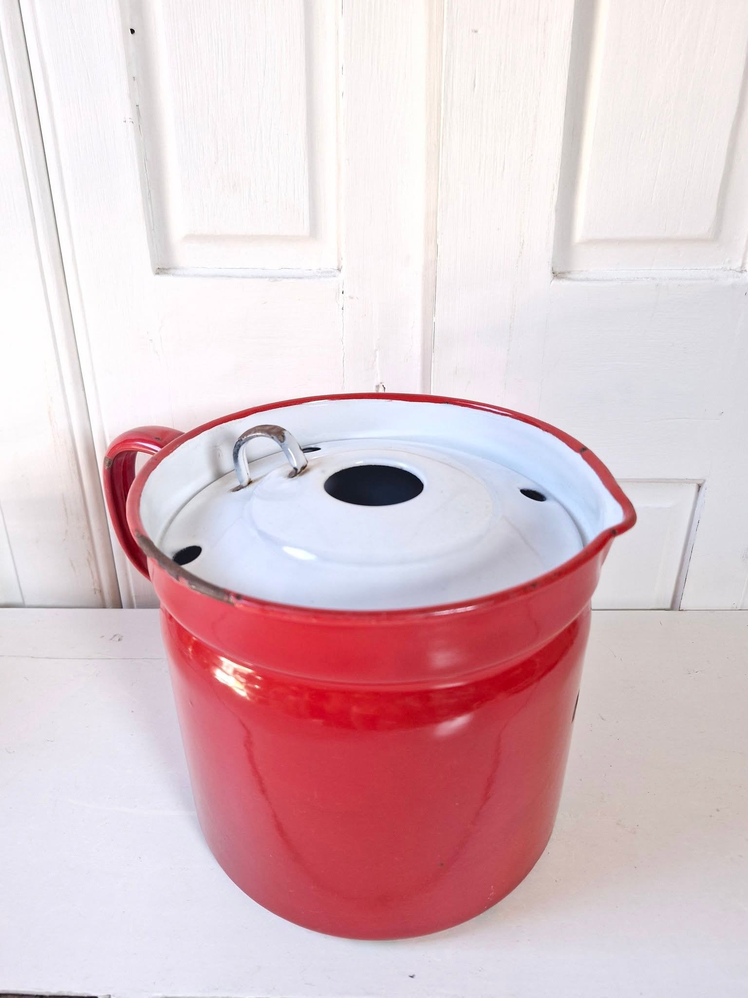 Rood emaille melkkoker