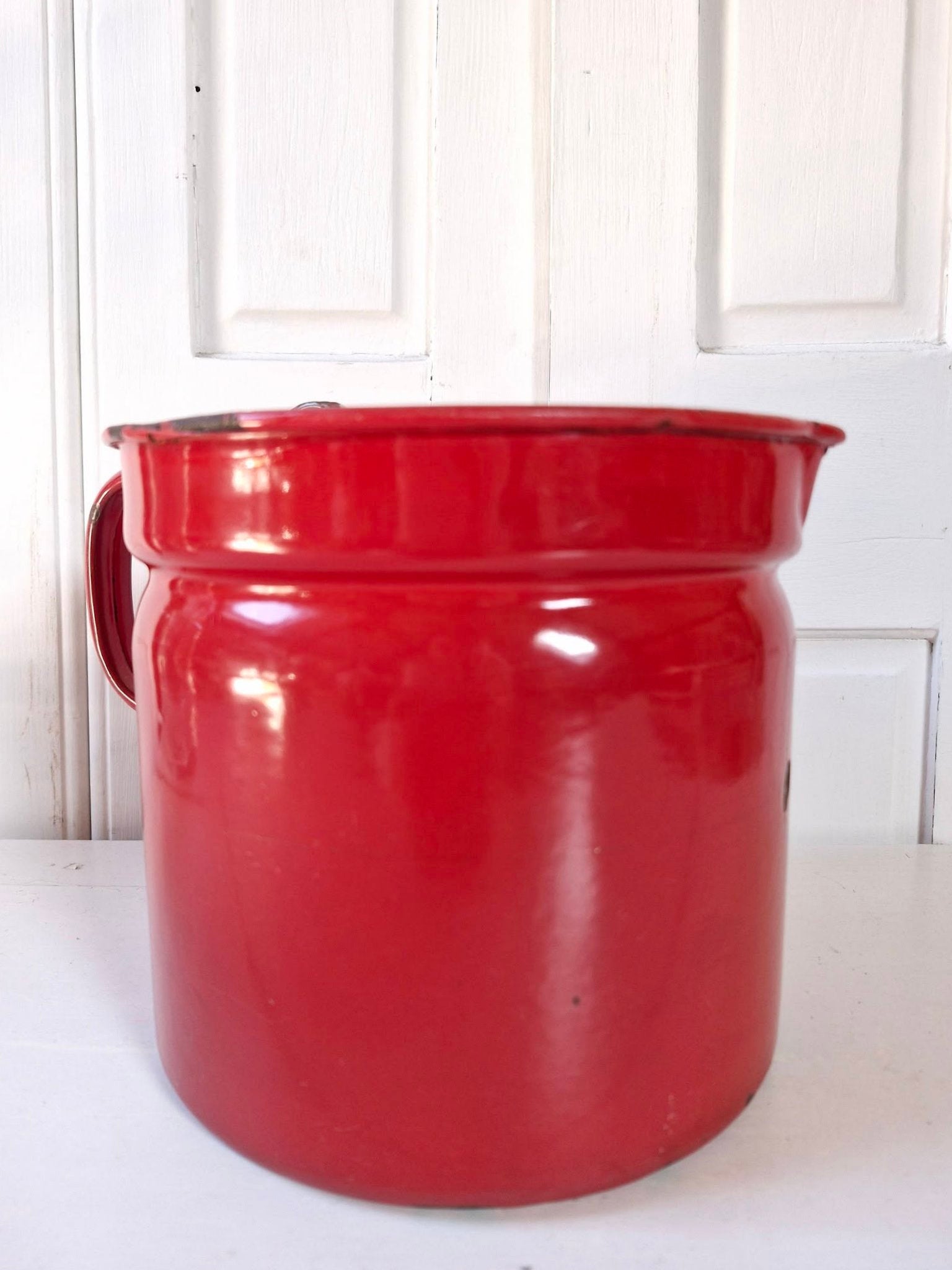 Rood emaille melkkoker