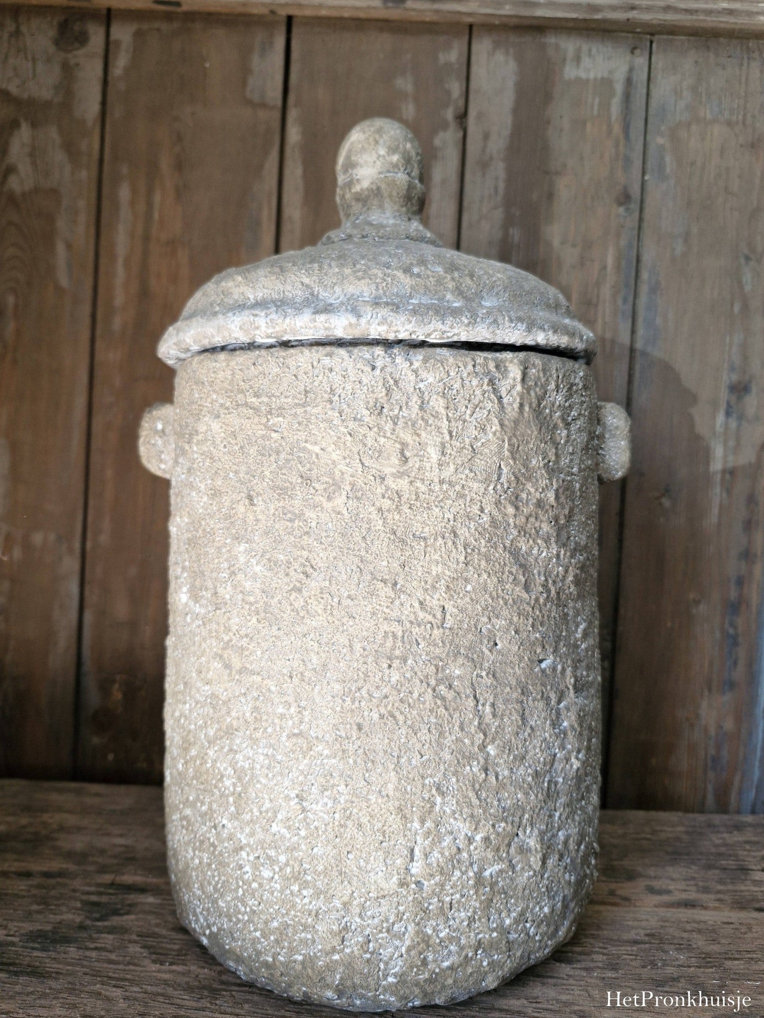 Rustieke pot met deksel. Ernie