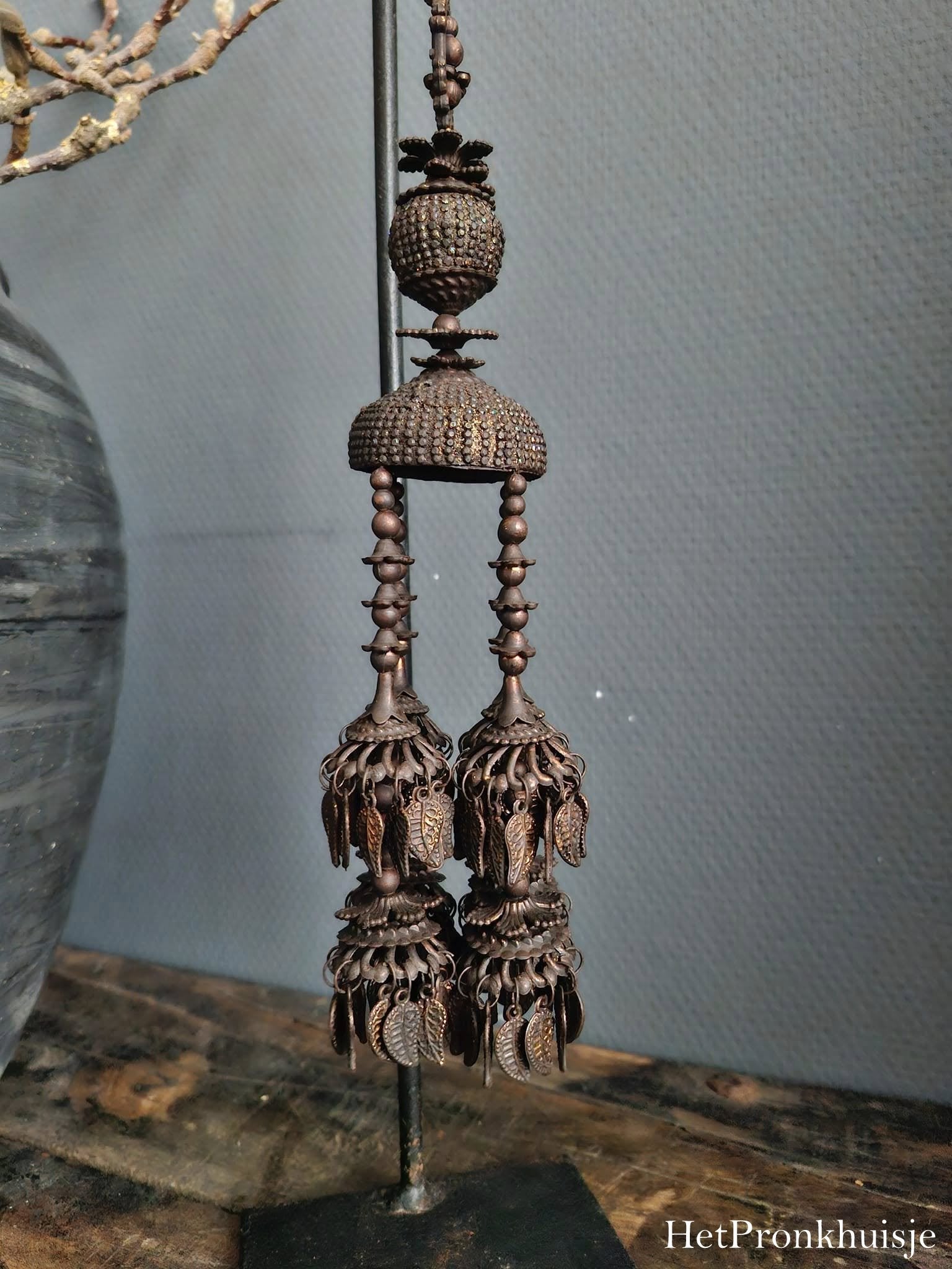 Sober ornament op standaard