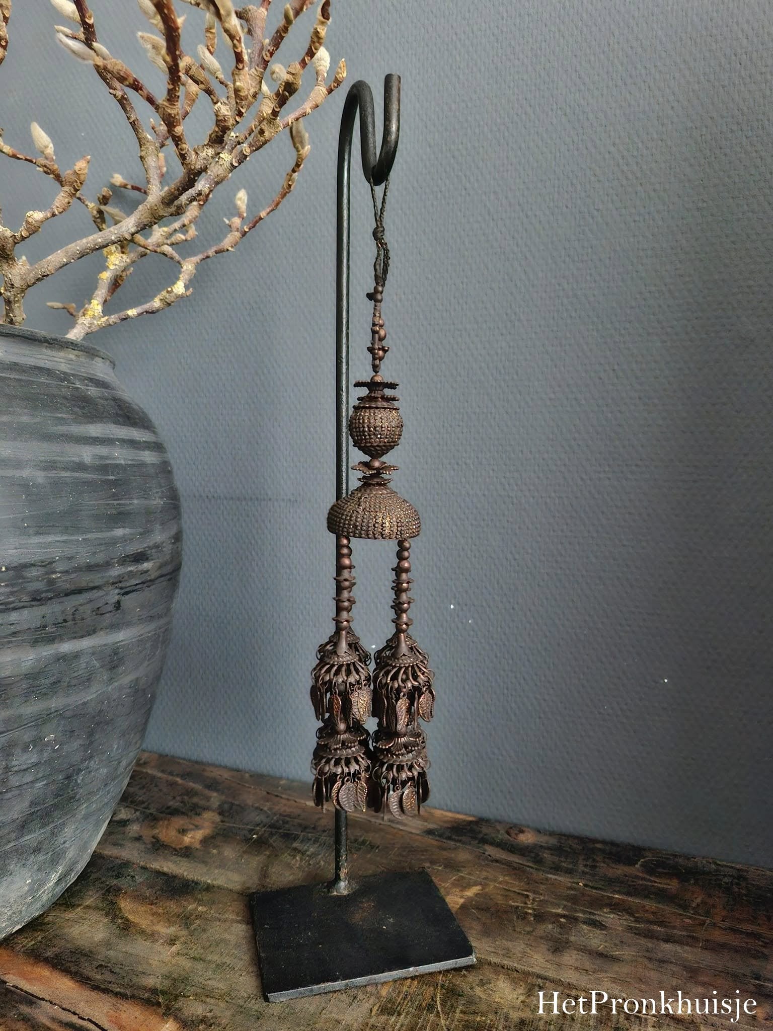 Sober ornament op standaard