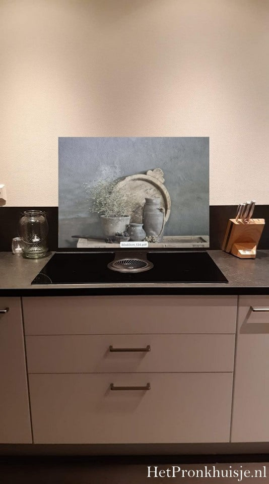 Spatscherm. Houten schaal met kruiken