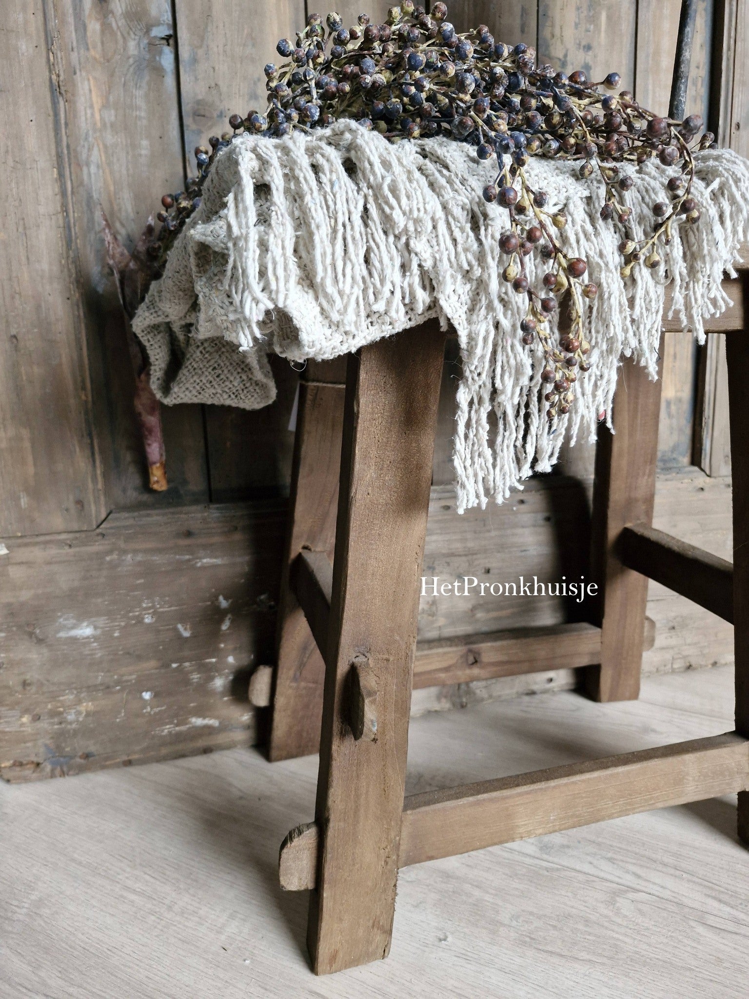 Stoere houten kruk